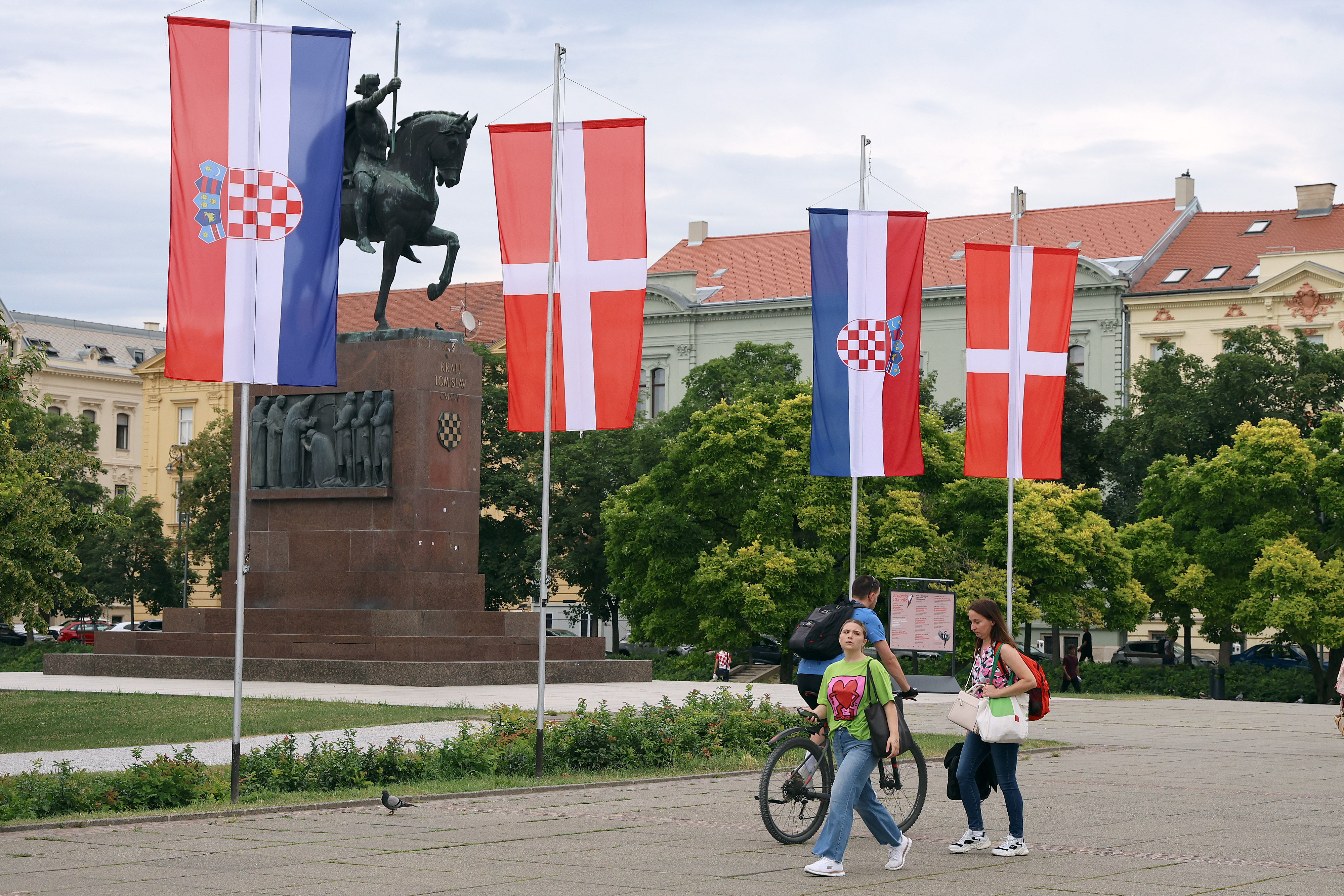 Na Trgu kralja Tomislava izvjesene su zastave RH i Suverenog viteskog reda. Photo: Patrik Macek/PIXSELL