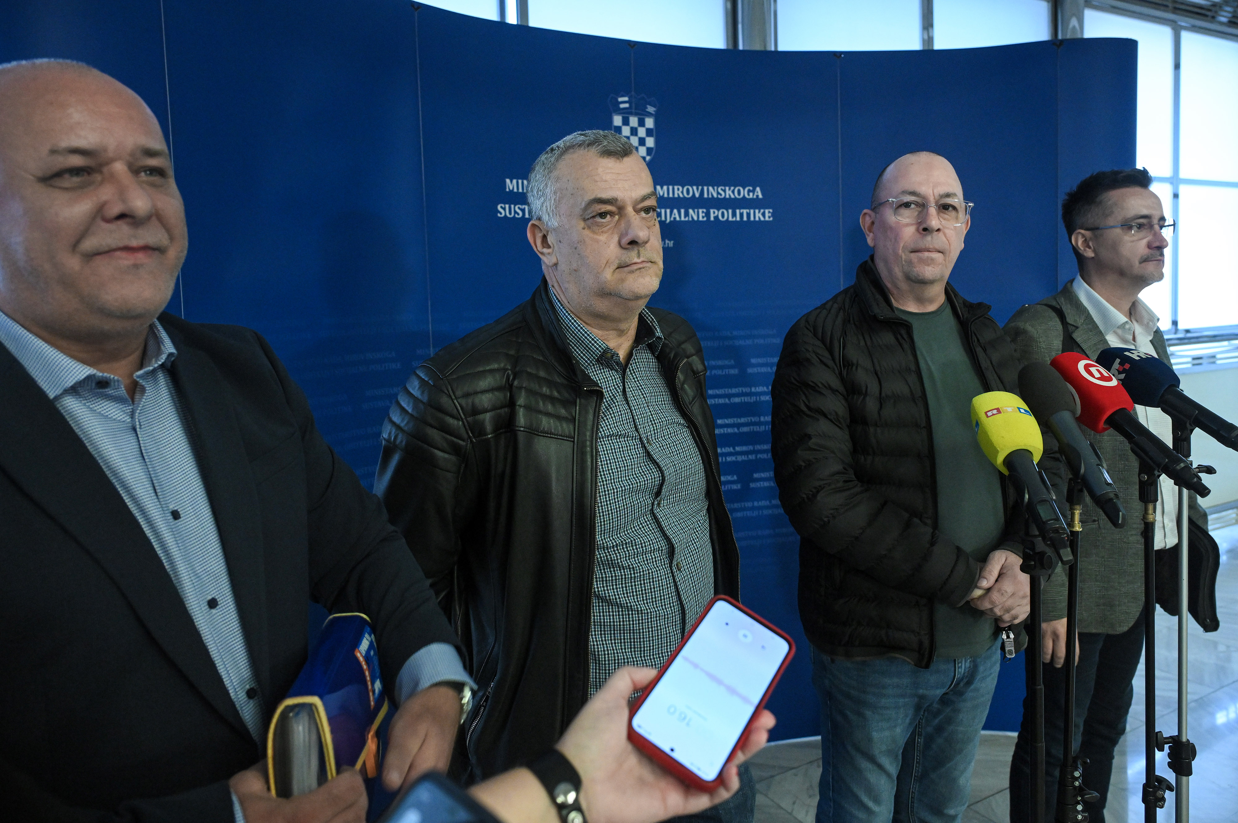 29.10.2026., Zagreb - Sastanak sa sindikatima drzavnih i javnih sluzbi na kojem se vode pregovori o detaljima temeljnih kolektivnih ugovora za drzavne i javne sluzbe. Izjave nakon sastanka. Zdravko Loncar, Dubravko Jagic Photo: Josip Regovic/PIXSELL