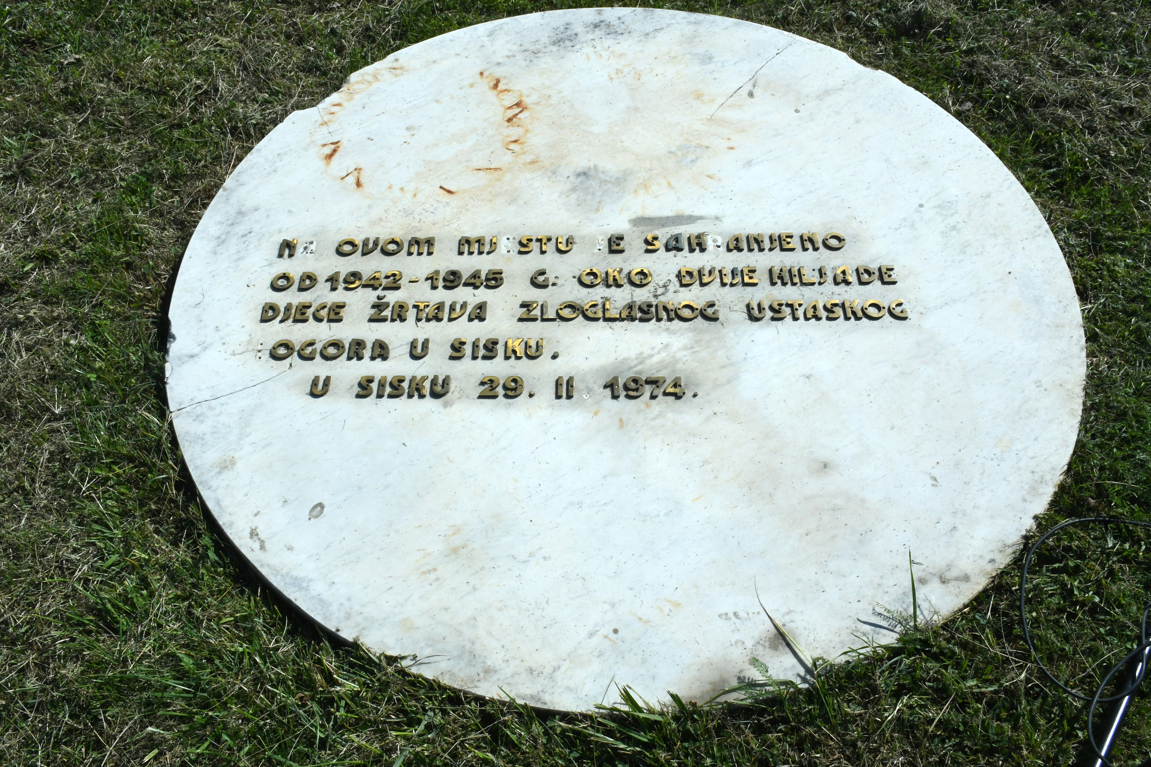 03.10.2026., Sisak - Srpsko narodno vijece (SNV) organiziralo je komemorativno okupljanje posveceno ratnoj sirocadi, zatocenoj i umorenoj u Sisku od 3. 08. 1942. do 8. 01. 1943. godine.