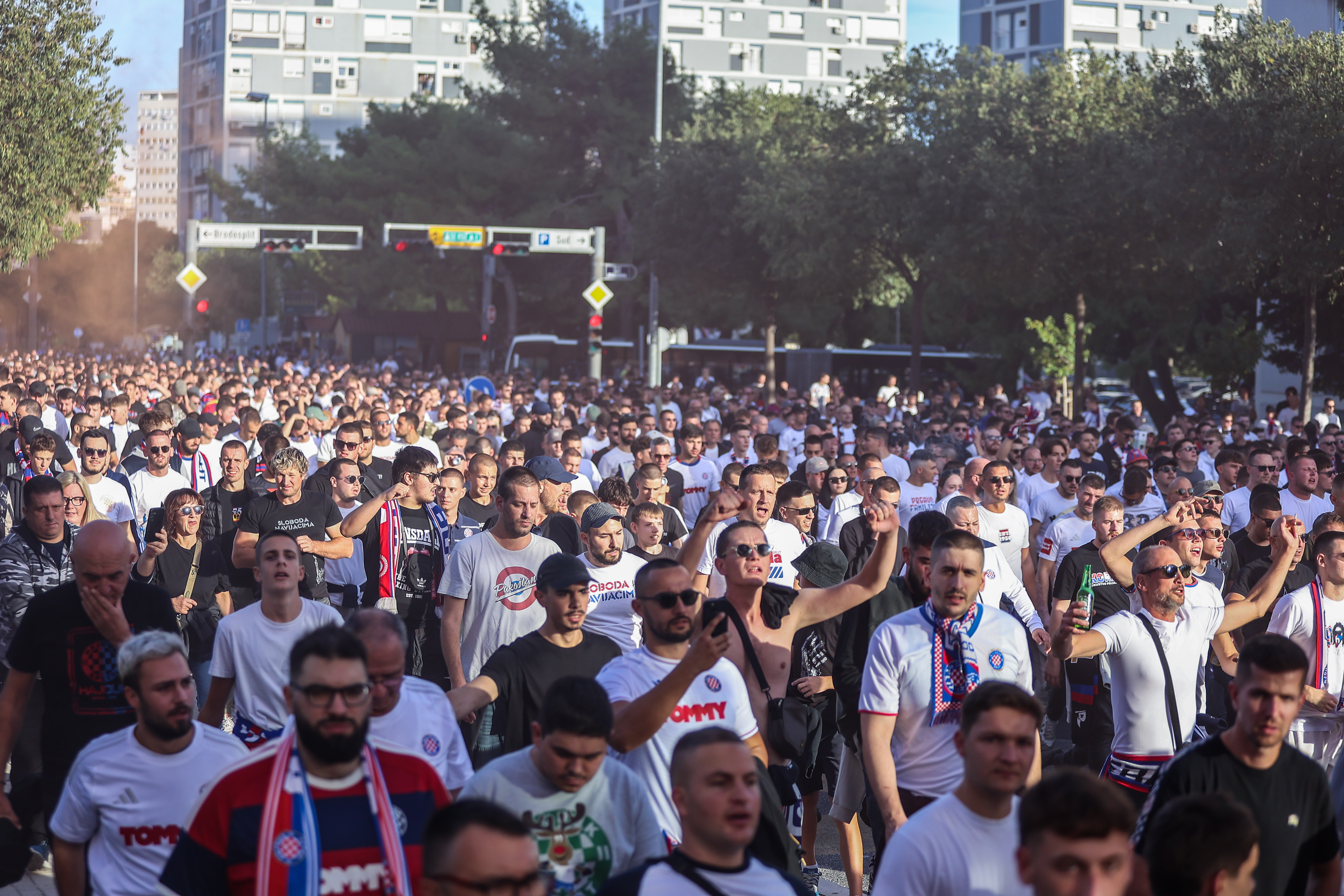 Navijaci Hajduka Torcida u korteu se uputila prema Poljudu uoci utakmice UEFA Konferencijske lige izmedju Hajduka i Ajaxa. Photo: Ivana Ivanovic/PIXSELL