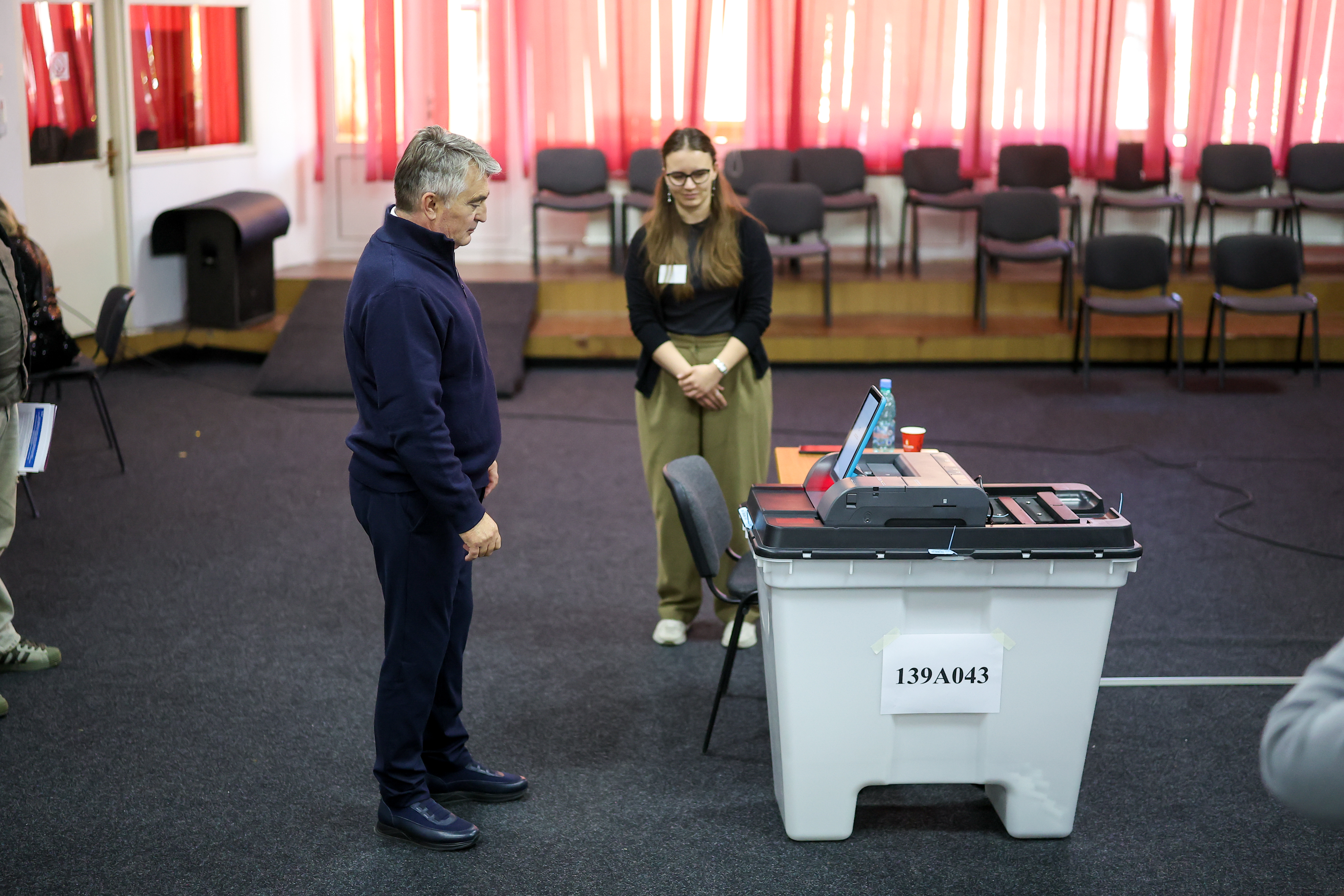 Kandidat Demokratske fronte za Parlamentarnu skupstine BiH i trenutni clan Predsjednistva BiH Zeljko Komsic glasao je na Opcim izborima. Photo: Armin Durgut/PIXSELL