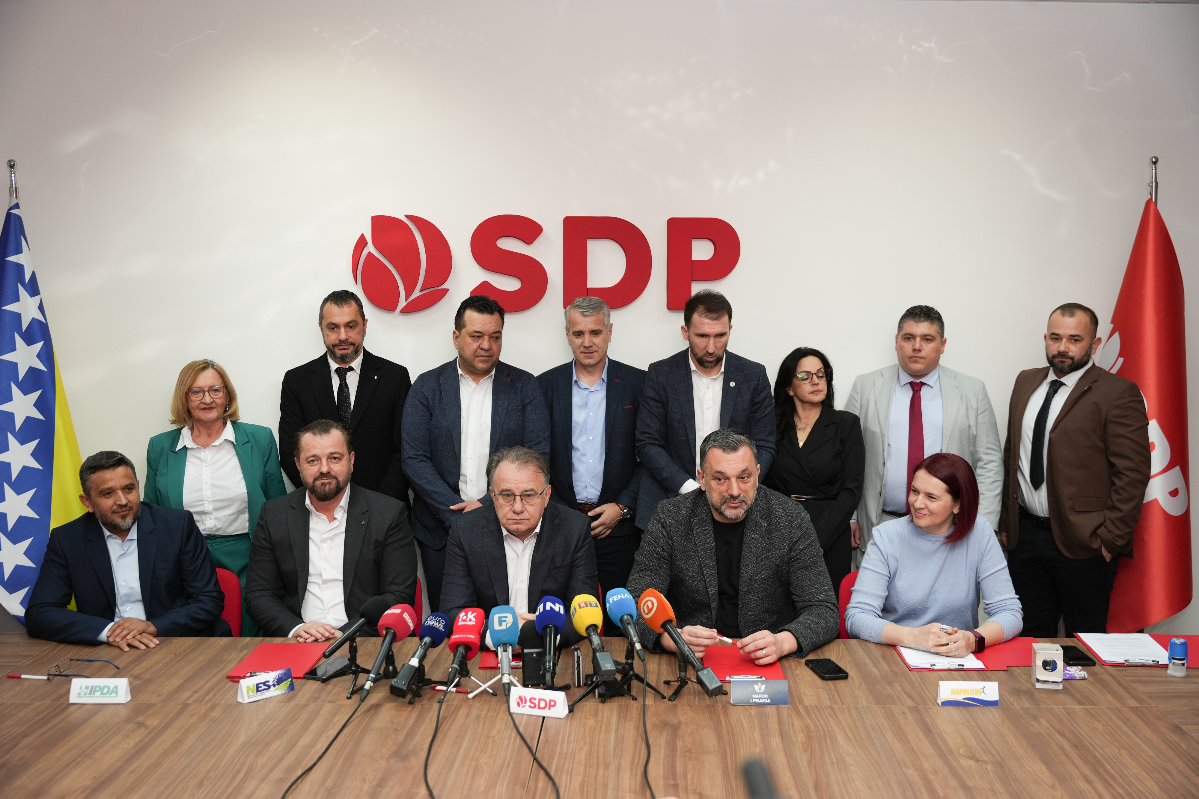 U kancelariji SDP-a u Banjoj Luci potpisan je Sporazum o zajednickom nastupu na Opcim izborima 2026. godine, kojim su SDP, NiP, NES, Naprijed i PDA formalizirali suradnju s ciljem koordiniranog i zajednickog politickog djelovanja