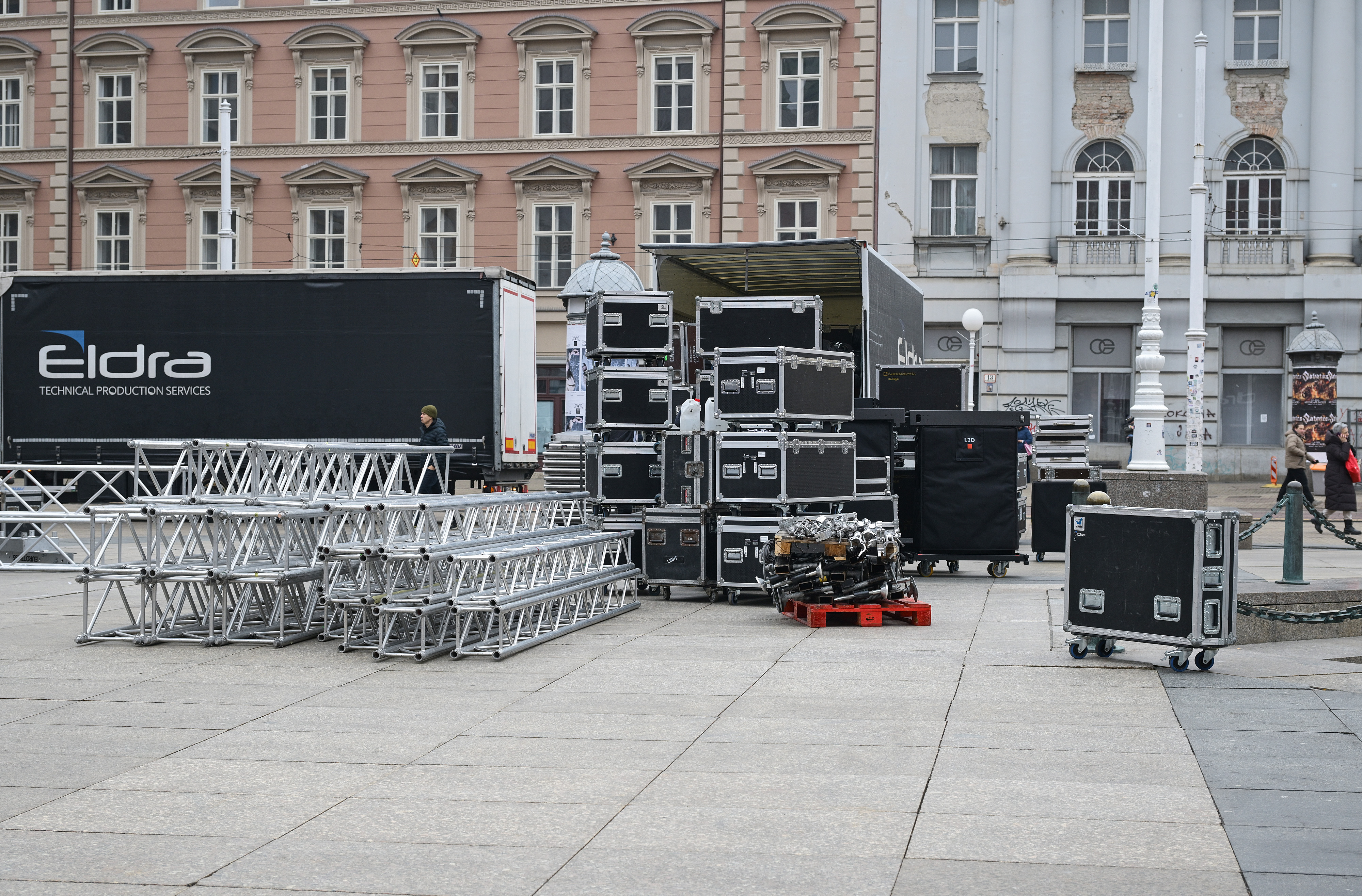 02.02.2026., Zagreb - Postavljanje bine na Trgu bana Jelacica gdje je u organizaciji Vlade RH predvidjen svecani docek broncanih rukometasa. Photo: Neva Zganec/PIXSELL