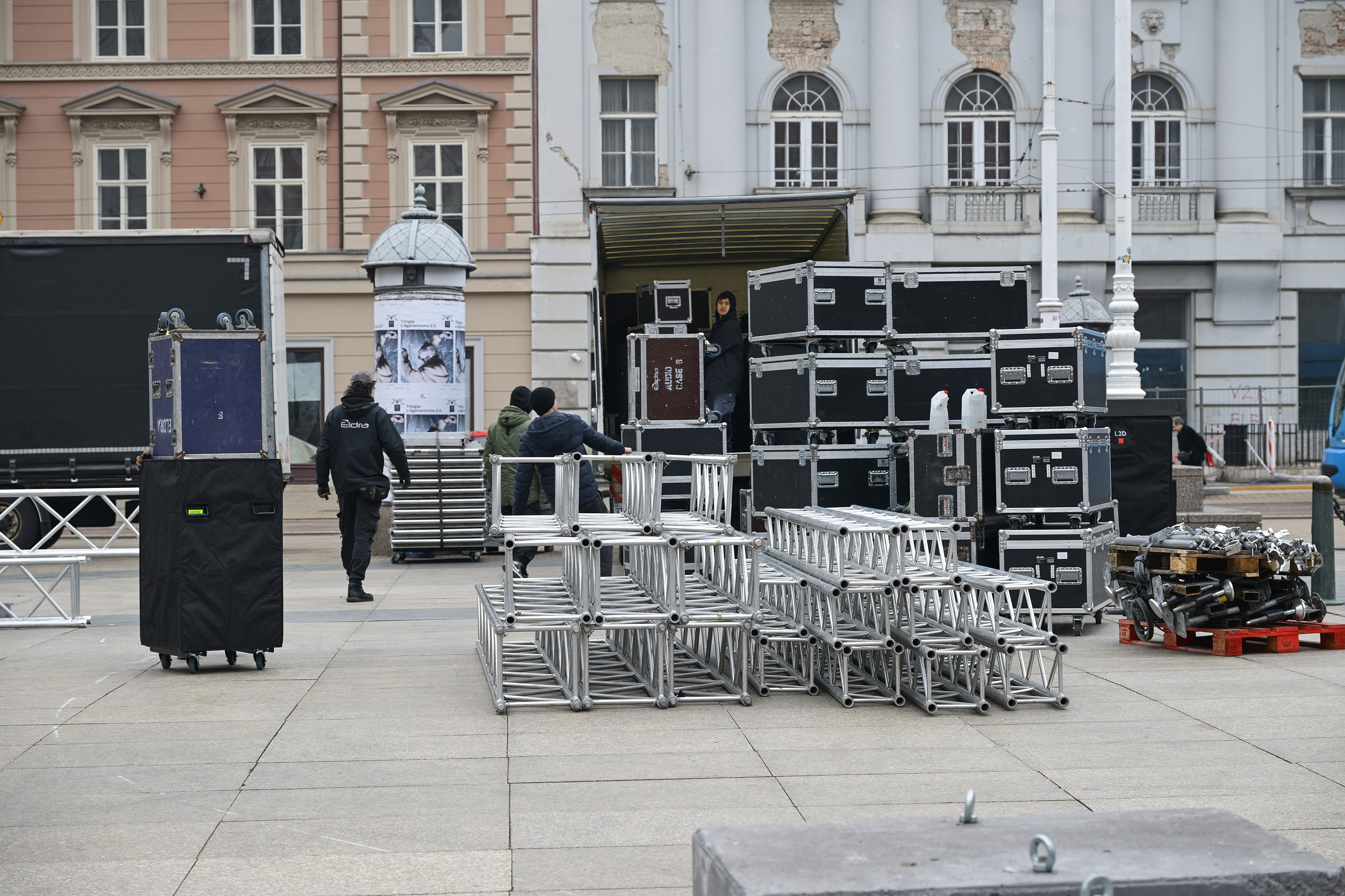 02.02.2026., Zagreb - Postavljanje bine na Trgu bana Jelacica gdje je u organizaciji Vlade RH predvidjen svecani docek broncanih rukometasa. Photo: Neva Zganec/PIXSELL