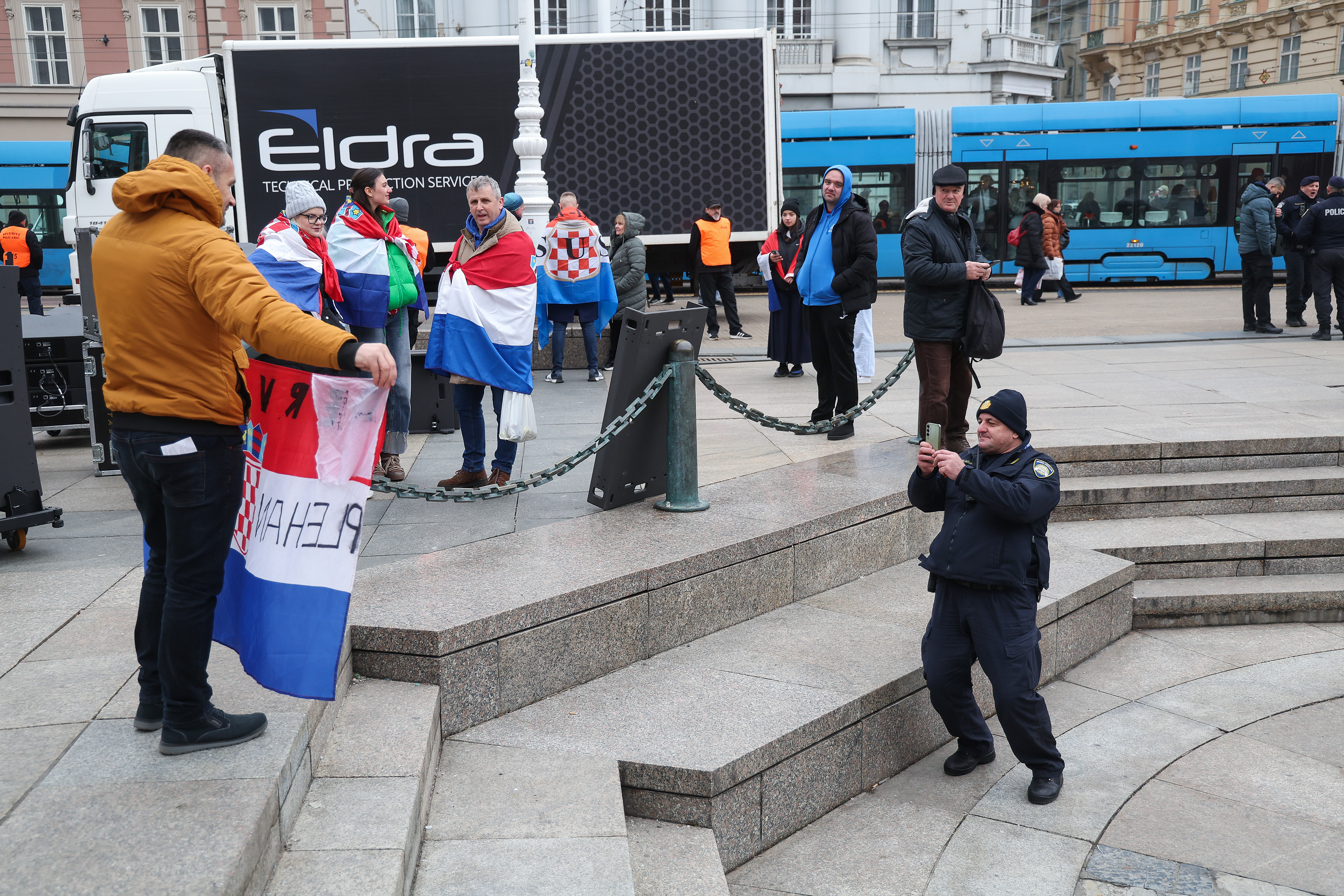 Prvi navijaci vec se okupljaju na glavnom Trgu uoci svecanog doceka broncanih rukometasa.  Photo: Matija Habljak/PIXSELL