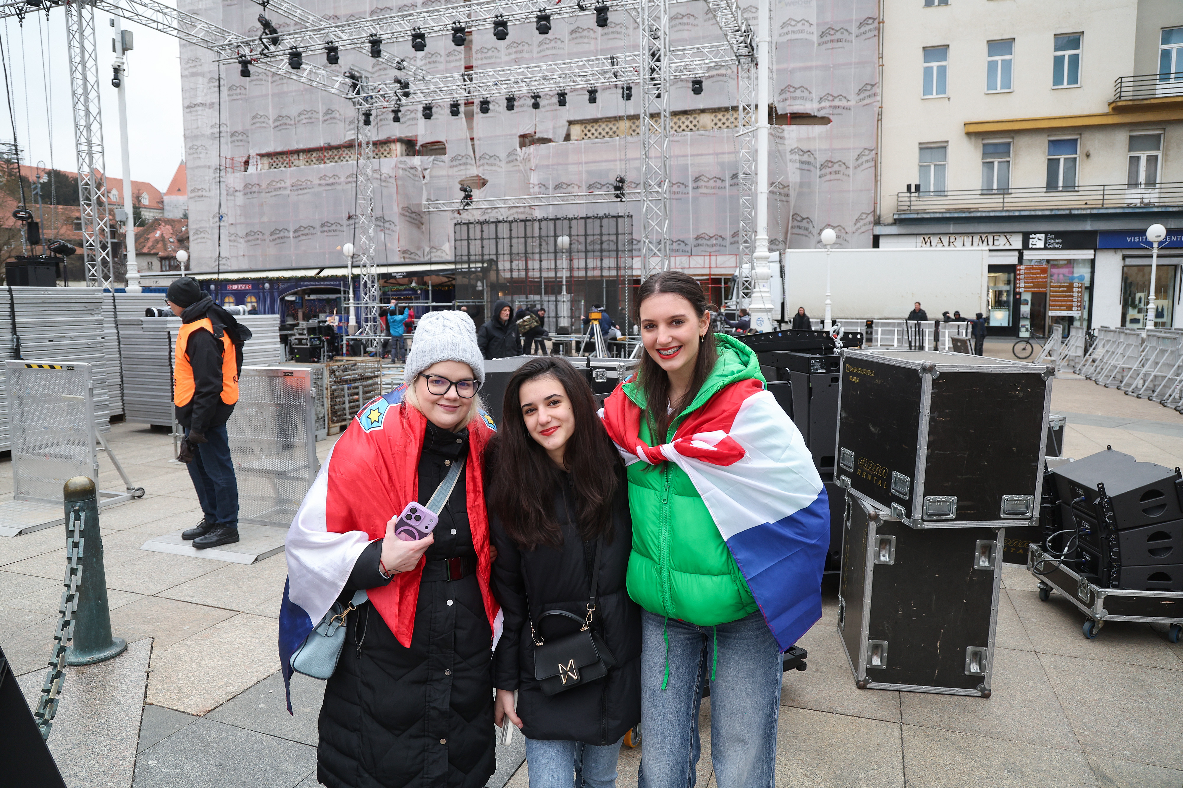 Prvi navijaci vec se okupljaju na glavnom Trgu uoci svecanog doceka broncanih rukometasa.  Photo: Matija Habljak/PIXSELL