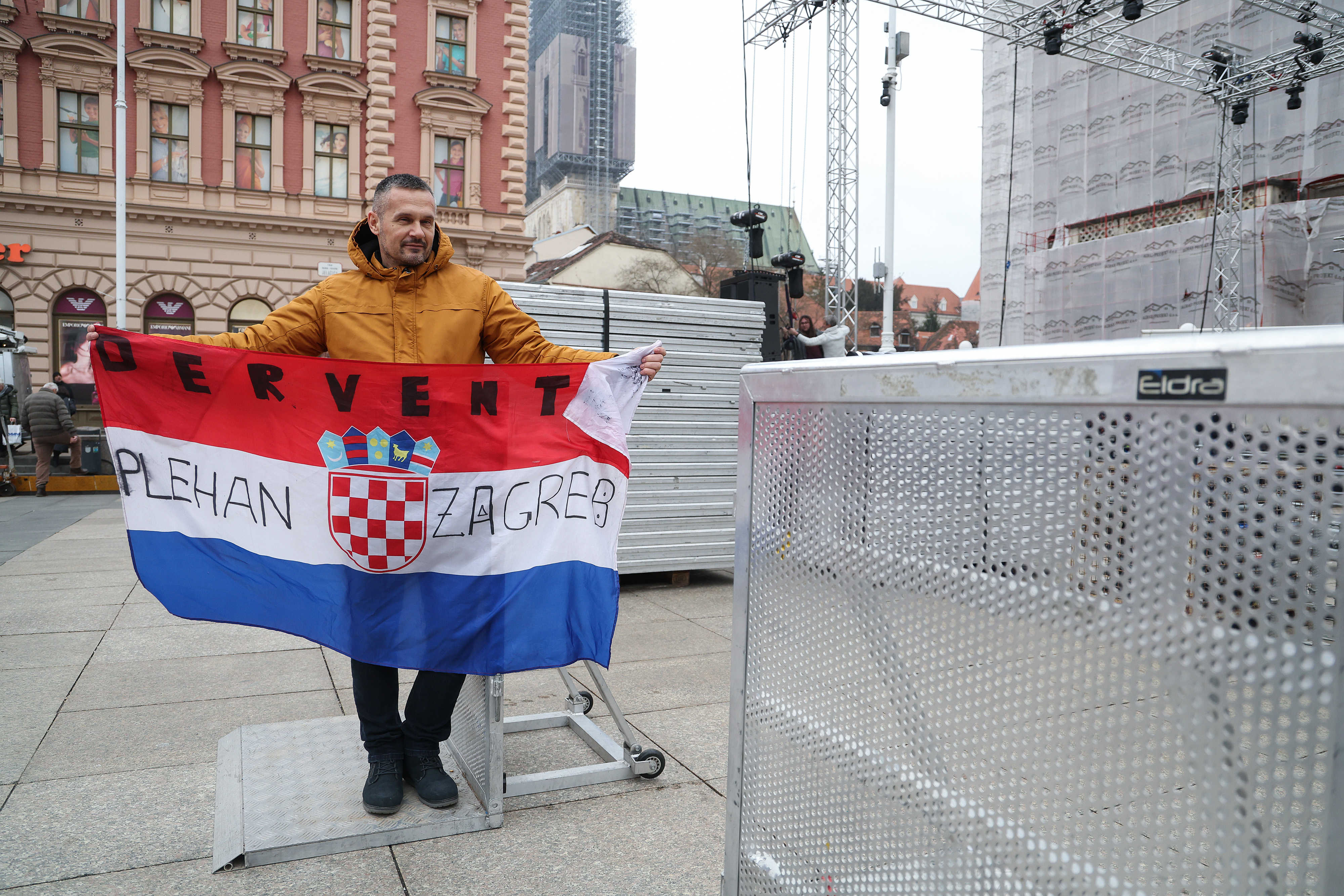 Prvi navijaci vec se okupljaju na glavnom Trgu uoci svecanog doceka broncanih rukometasa.  Photo: Matija Habljak/PIXSELL