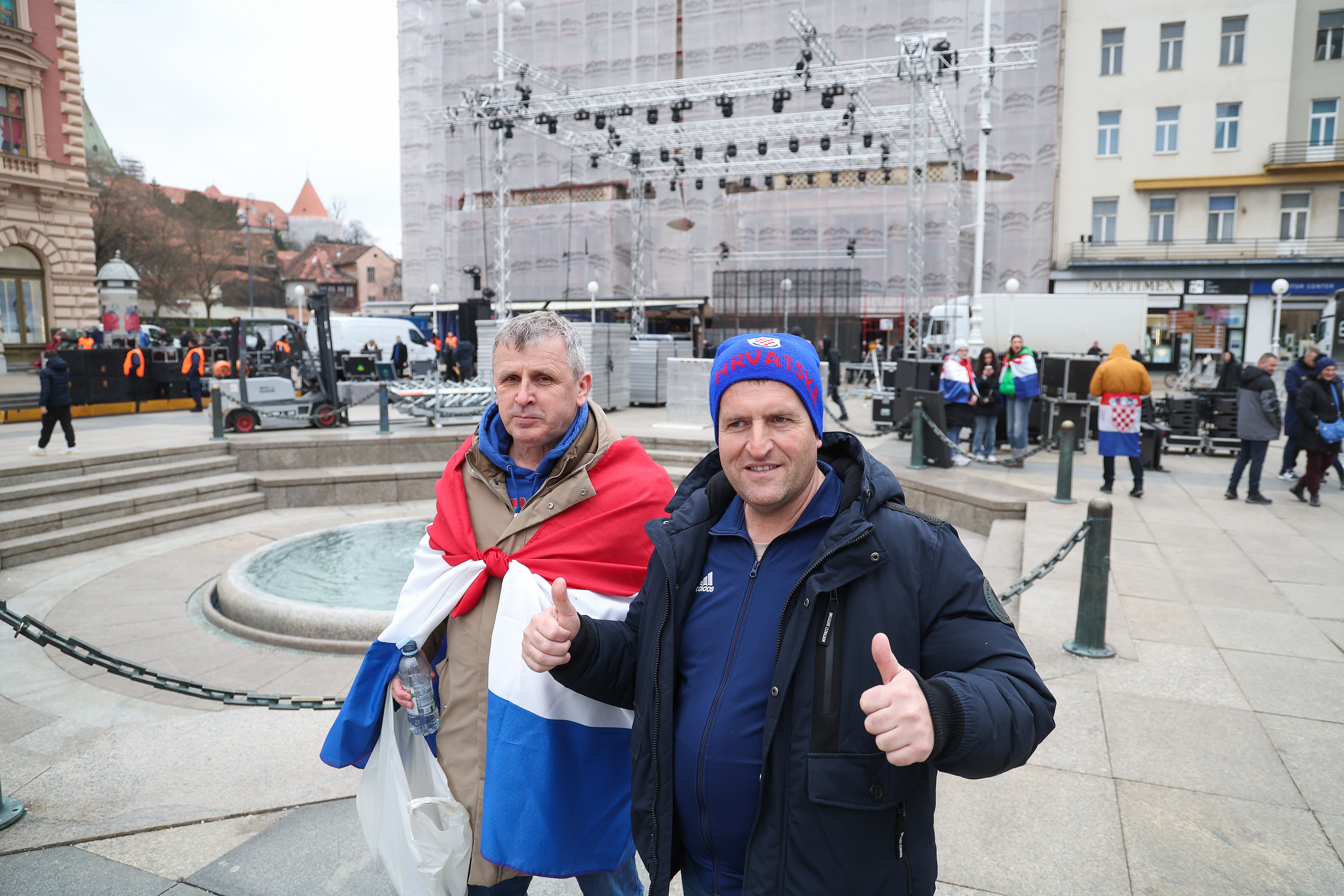 02.02.2026., Zagreb - Prvi navijaci vec se okupljaju na glavnom Trgu uoci svecanog doceka broncanih rukometasa.  Photo: Matija Habljak/PIXSELL