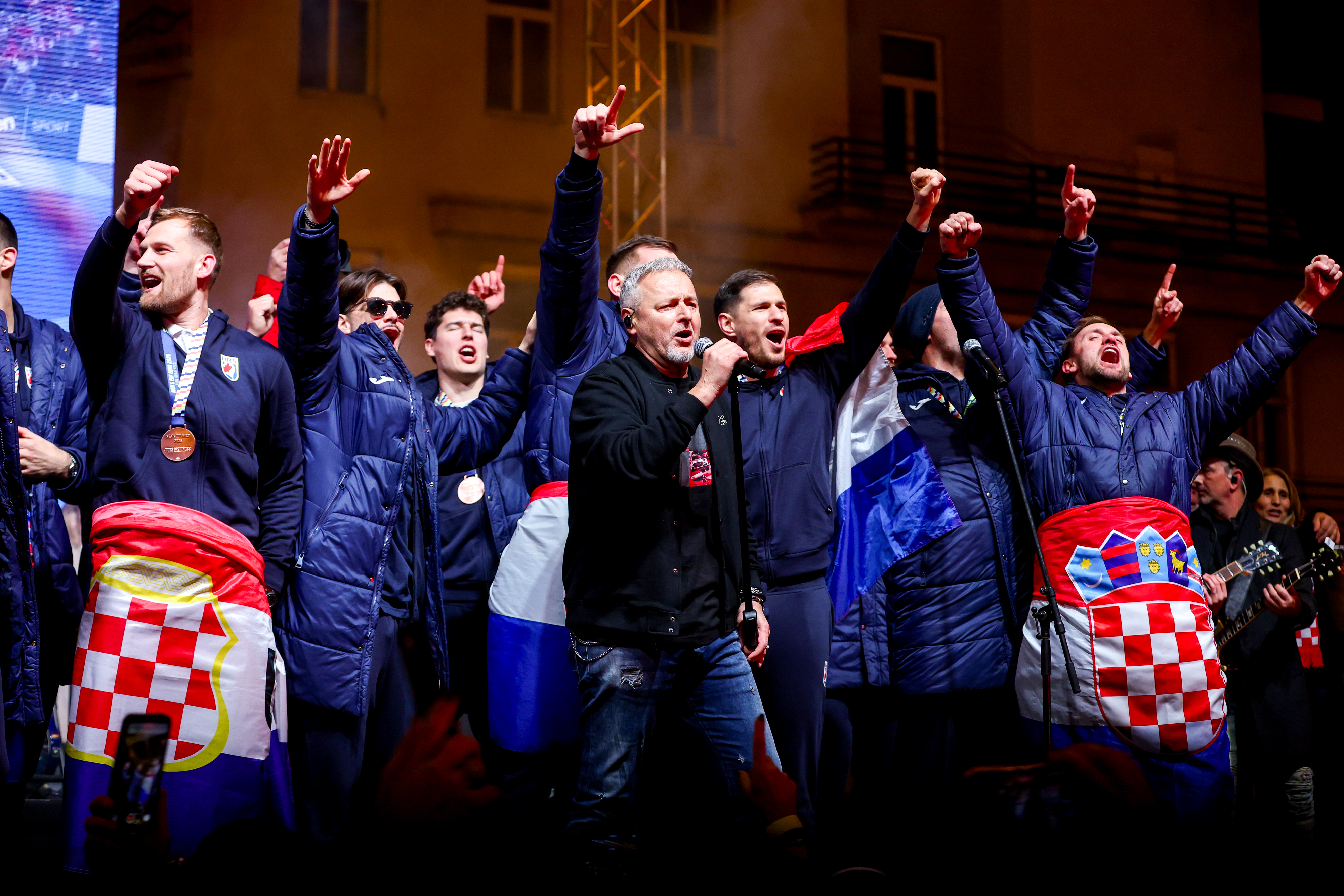 Svecani docek hrvatske rukometne reprezentacije u na Trgu bana Josipa Jelacica nakon osvojene broncane medalje na Europskom rukometnom prvenstvu. David Mandic, Marko Perkovic Thompson i Marin Jelinic Photo: Igor Kralj/PIXSELL