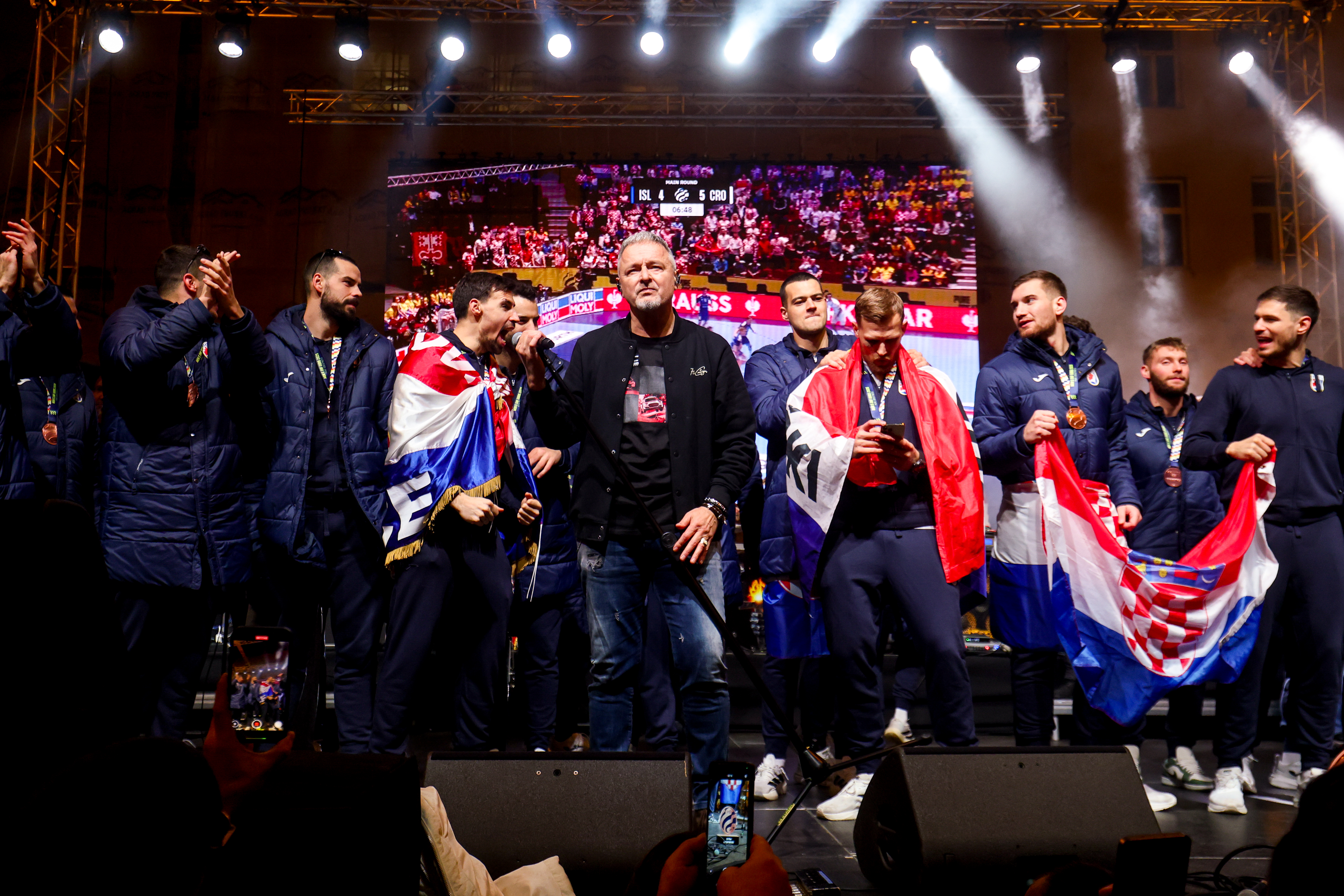 Svecani docek hrvatske rukometne reprezentacije u na Trgu bana Josipa Jelacica nakon osvojene broncane medalje na Europskom rukometnom prvenstvu. Marko Perkovic Thompson, Mateo Maras, Tin Lucin i Marin Jelinic Photo: Igor Kralj/PIXSELL