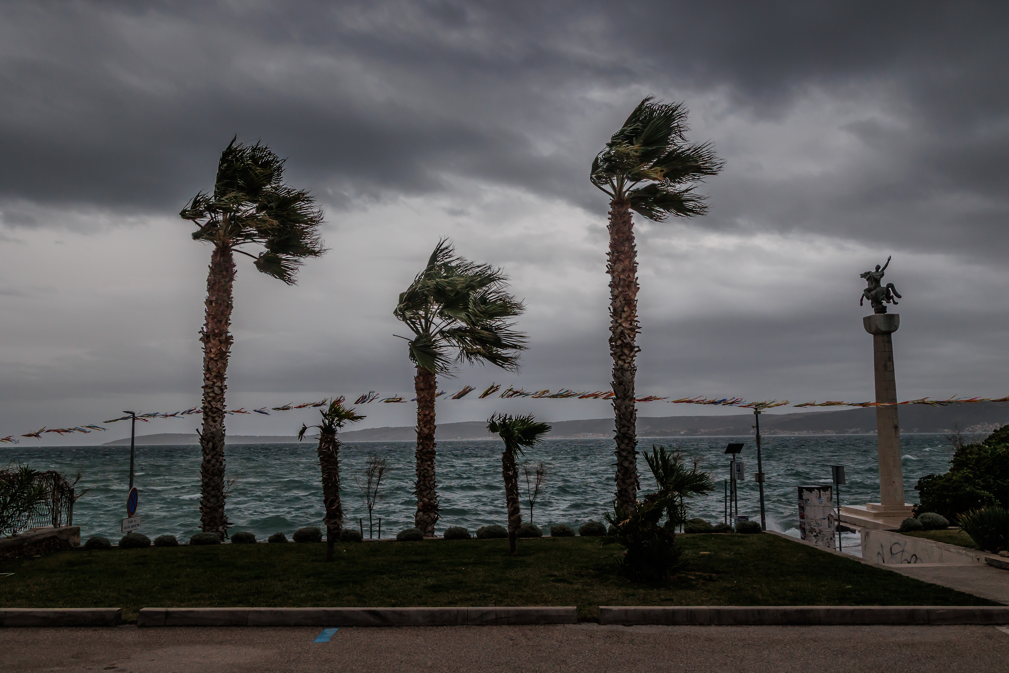 04.02.2026., Kastela  -  Olujno Jugo na Donjokastelanskim Rivama. Photo: Zvonimir Barisin/PIXSELL