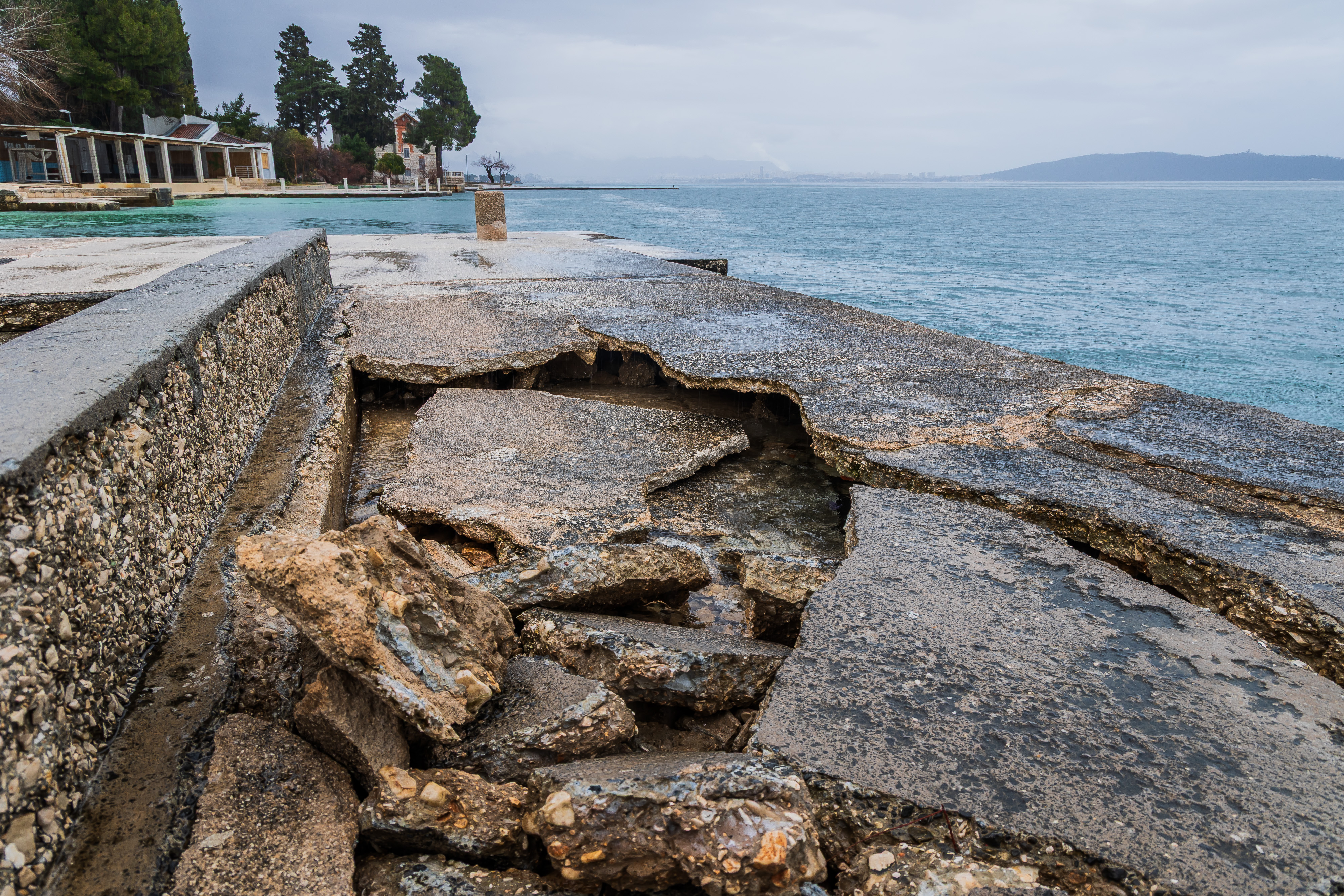 04.02.2026., Kastel Stari -  Posljedice olujnog nevremena i polomljena riva. Photo: Zvonimir Barisin/PIXSELL