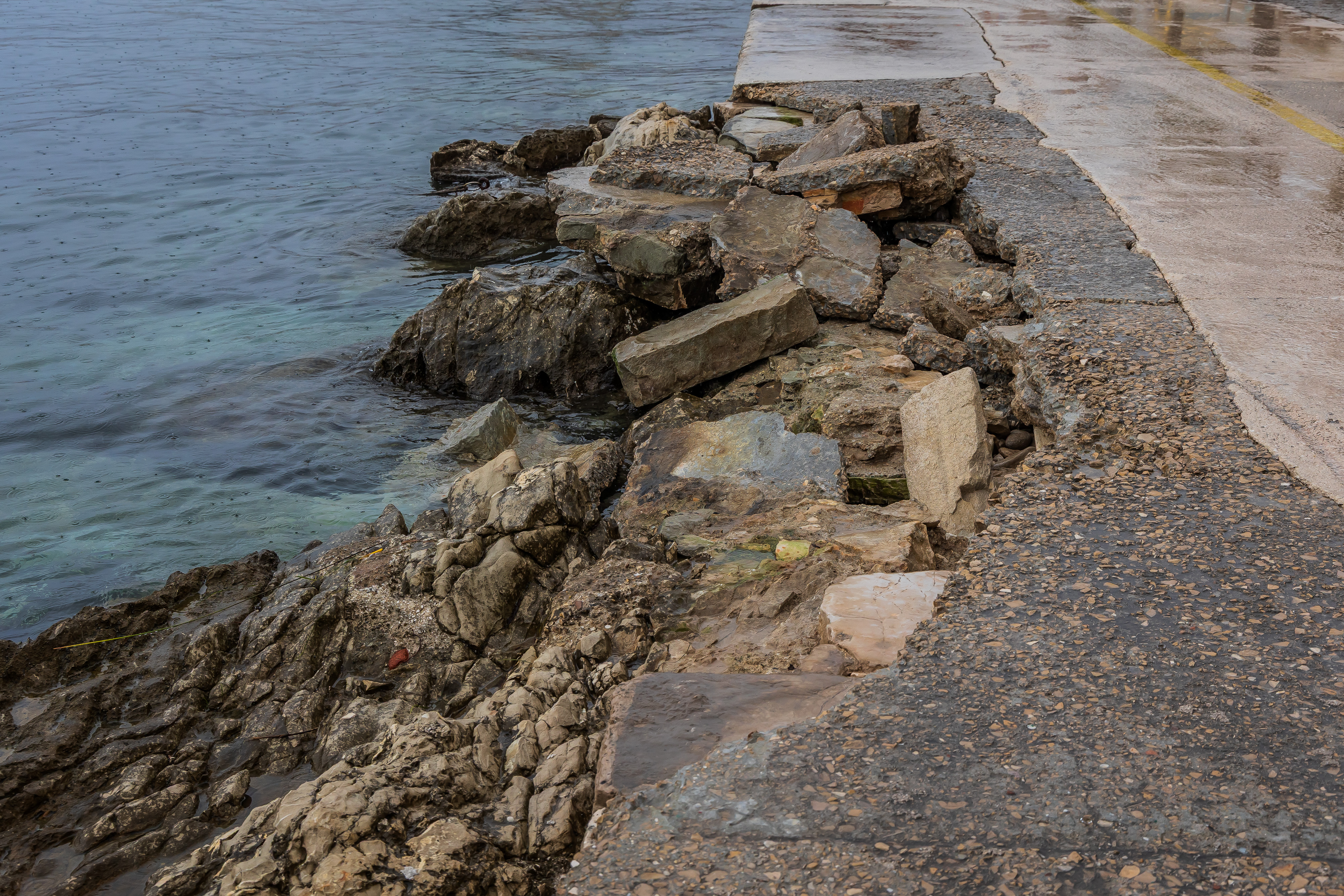 04.02.2026., Kastel Stari -  Posljedice olujnog nevremena i polomljena riva. Photo: Zvonimir Barisin/PIXSELL