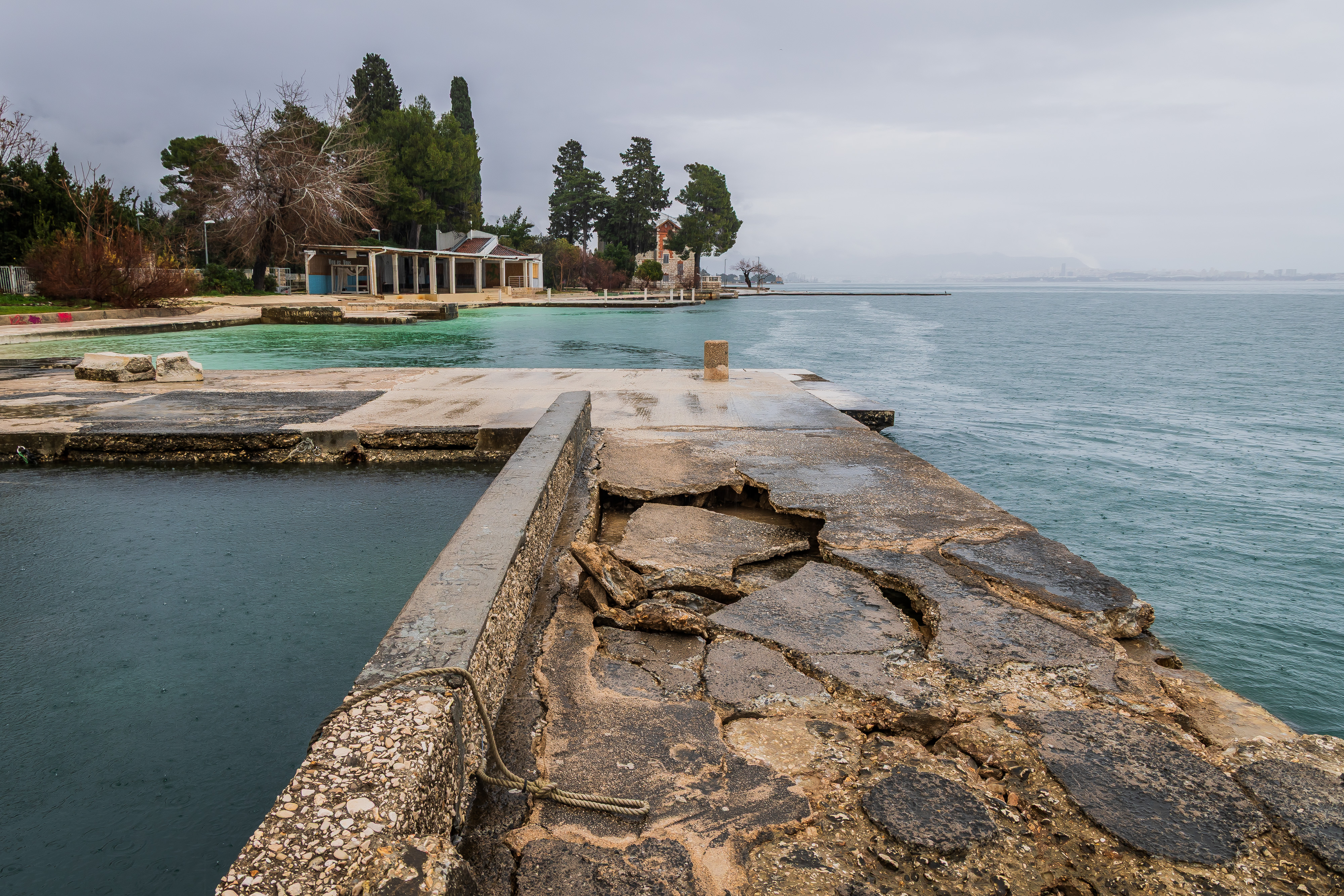 04.02.2026., Kastel Stari -  Posljedice olujnog nevremena i polomljena riva. Photo: Zvonimir Barisin/PIXSELL