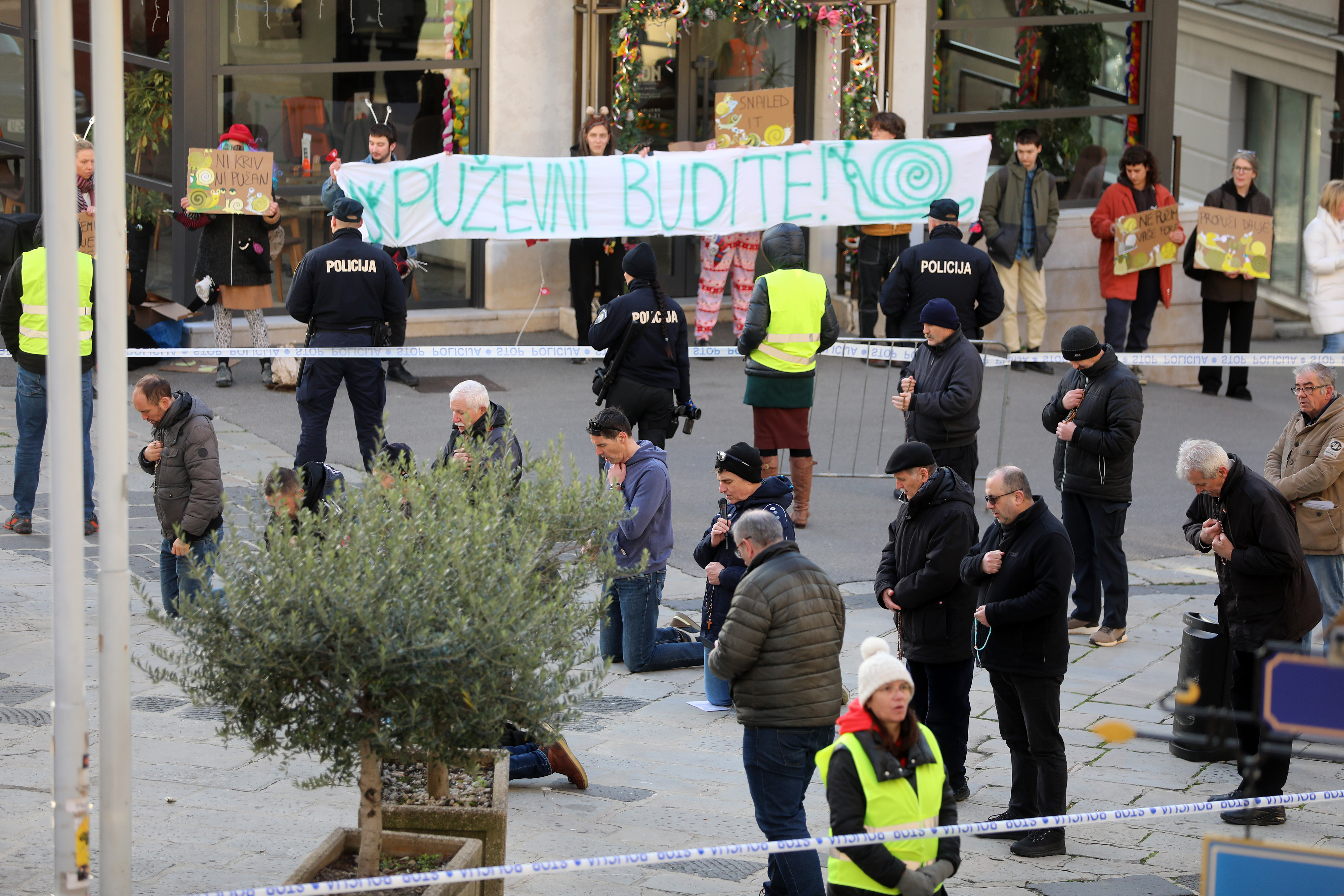 01.02.2025., Rijeka - Prve subote u mjesecu molitelji krunice "klecavci" mole pred katedralom Svetog Vida pod zastitom policije i uz nazocnost prosvjednika. Photo: Goran Kovacic/PIXSELL