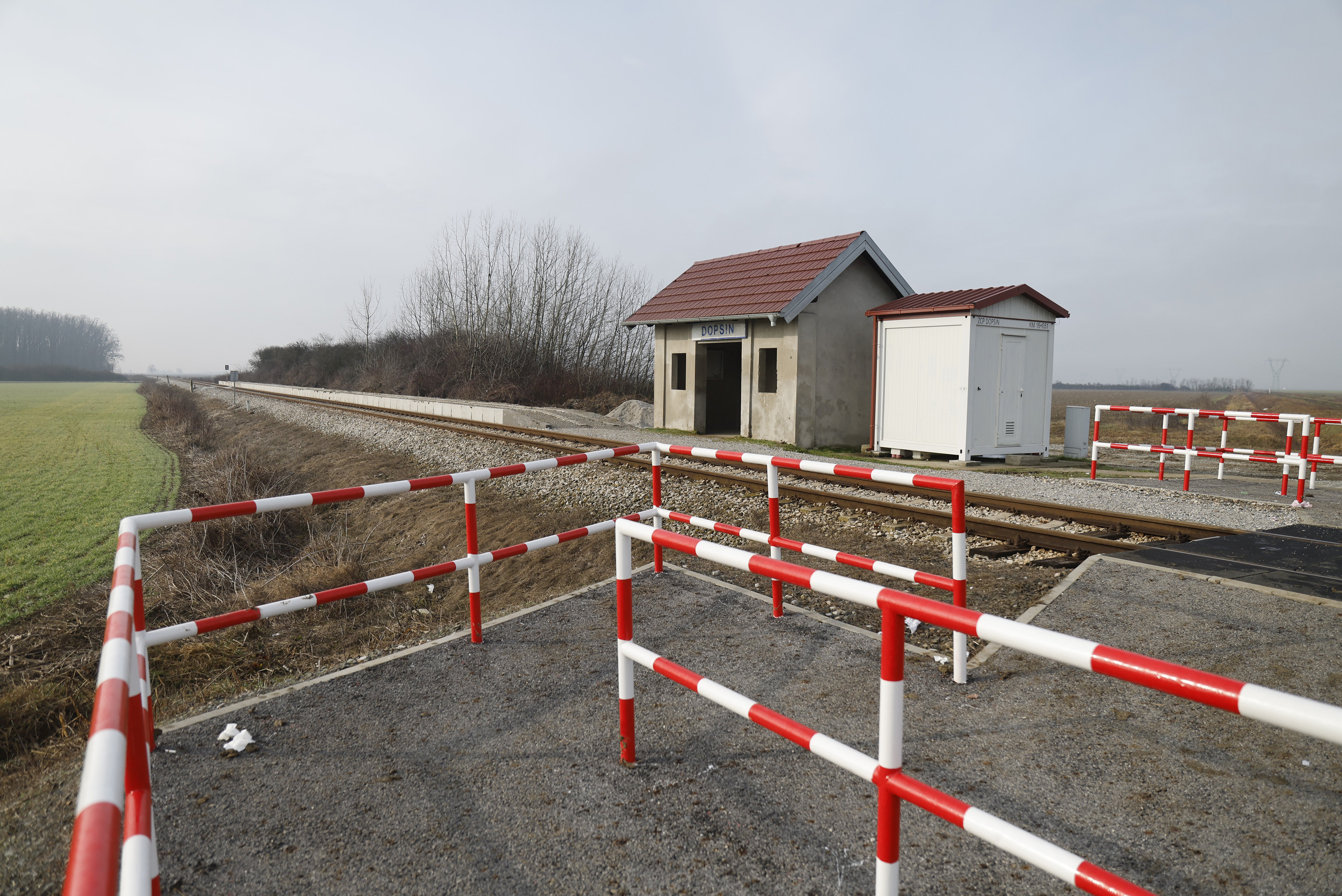U nedjelju navecer zapalio se vlak na relaciji Slavonski Samac-Osijek na stanici Dopsin. Photo: Davor Javorovic/PIXSELL