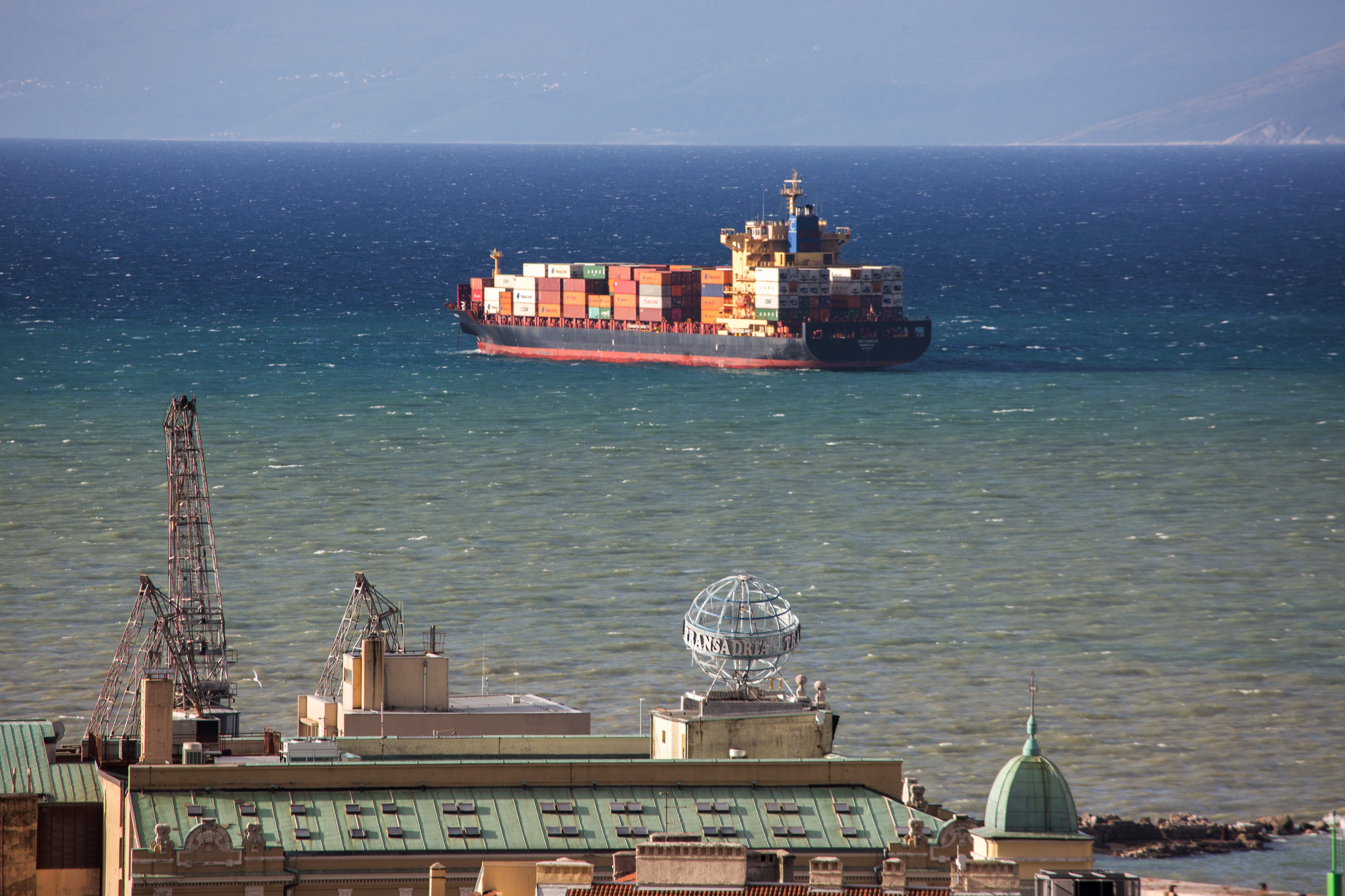 Kratkotrajno razvedravanje i pojacavanje juga koje je na moru ispred rijecke luke podiglo mulj.rrPhoto: Nel Pavletic/PIXSELL