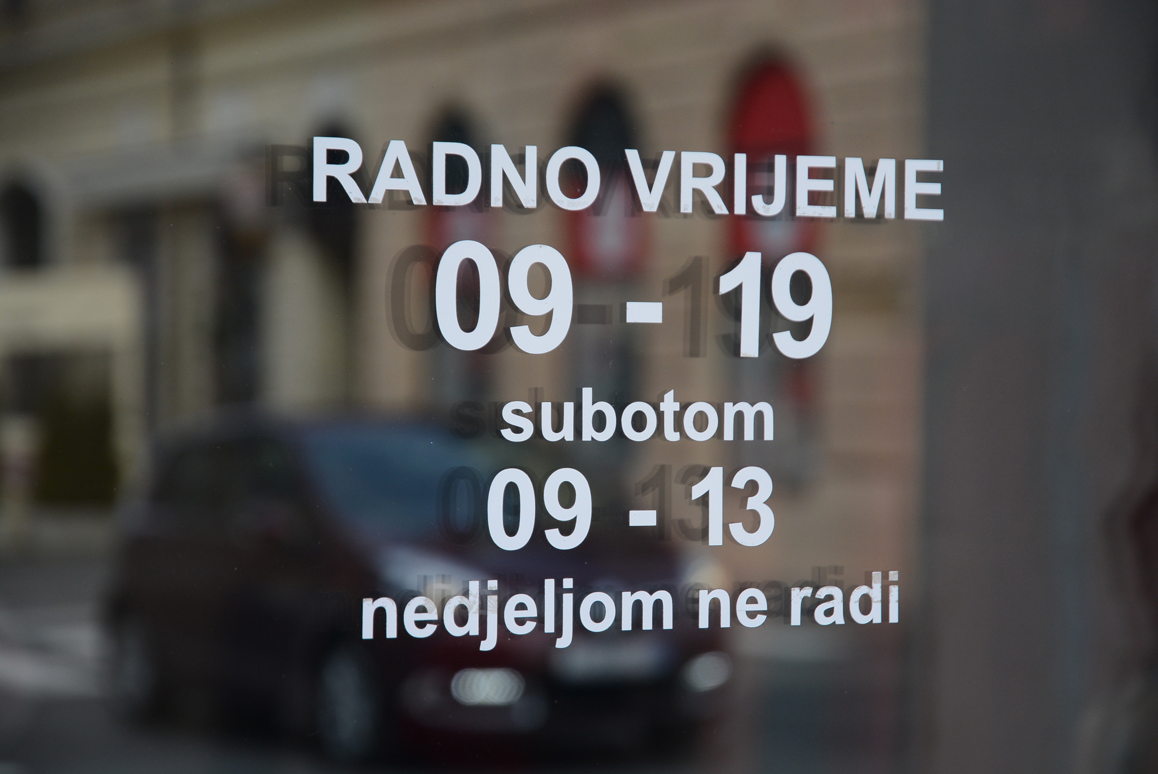 30.12.2018., Bjelovar - Obavijest s natpisom na trgovinama koje ne rade nedjeljom. "n"nPhoto: Damir Spehar/PIXSELL