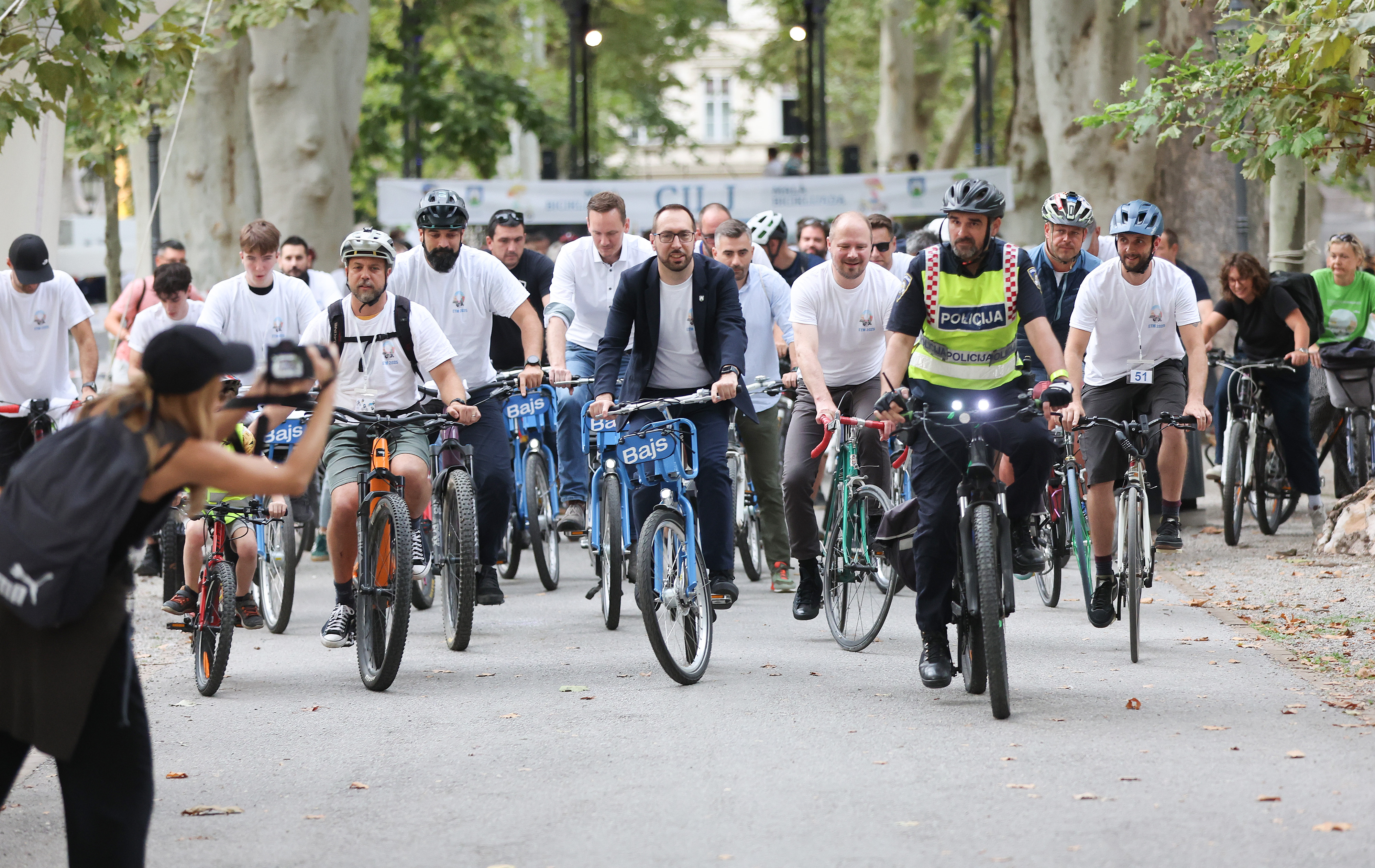 Gradonacelnik Grada Zagreba Tomislav Tomasevic i zamjenik gradonacelnika Luka Korlaet sudjelovali su na tradicionalnoj voznji zagrebackim ulicama na biciklu