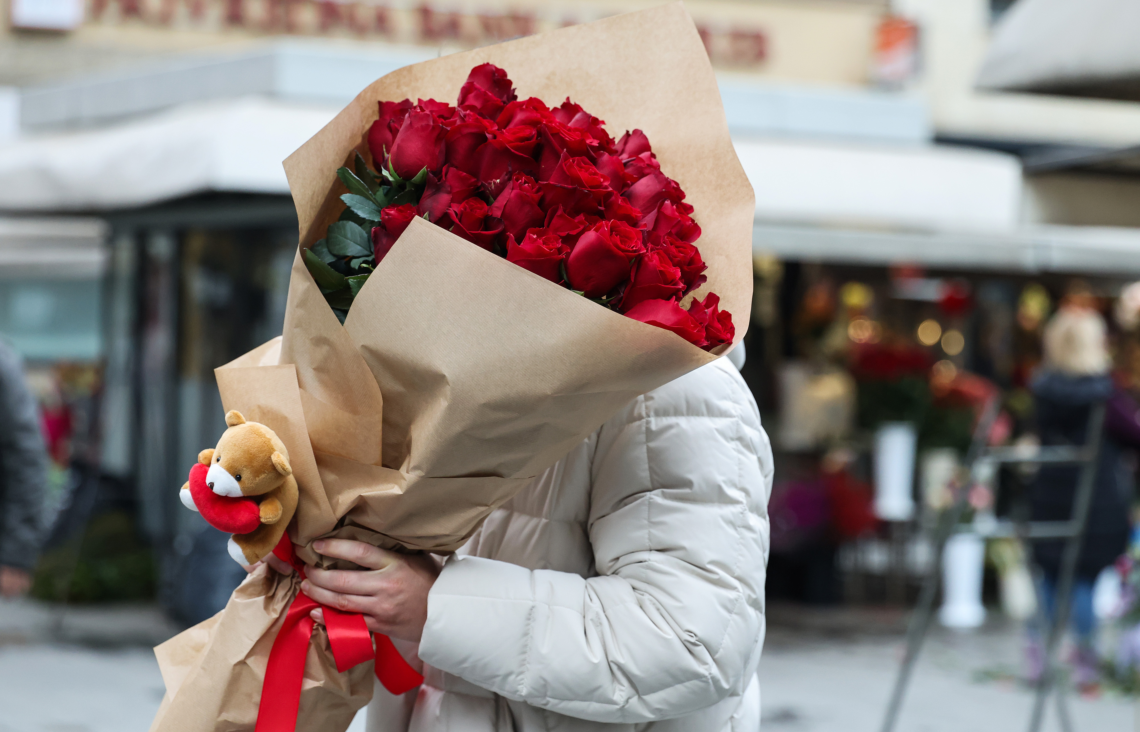14.02.2026., Zagreb - Na Valentinovo muskarci odlaze u cvjecarnice i biraju najljepse bukete za svoje partnerice. Photo: Emica Elvedji/PIXSELL