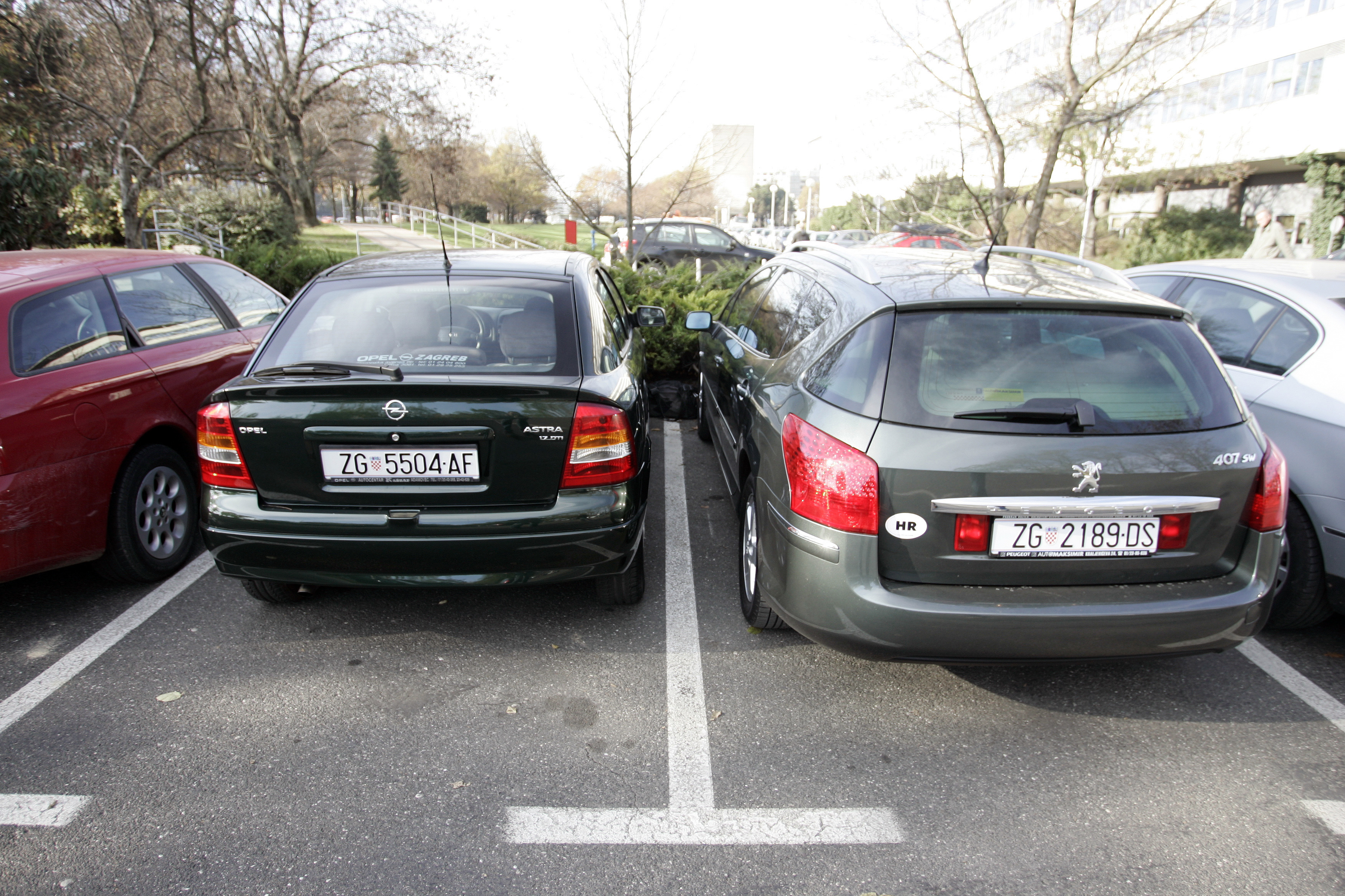 21.11.2008., Zagreb,Hrvatska - Ispred gradskog poglavarstva parkirna mjesta su uza nego kao sto je predvidjeno zakonom.rPhoto: Slavko Midzor/24sata