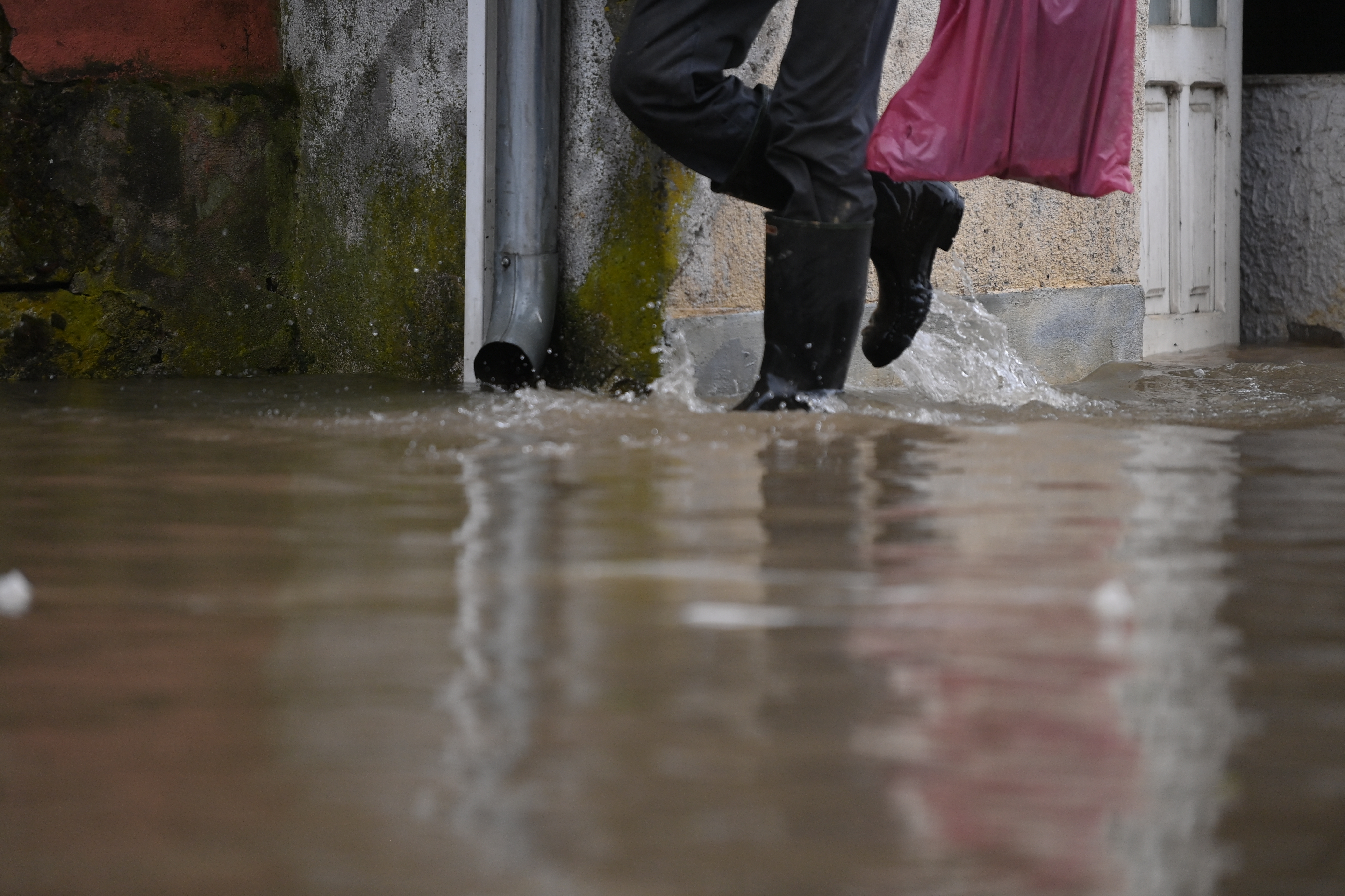 17.05.2023., Hrvatska Kostajnica - Rijeka Una   kod Hrvatske Kostajnice u 24 sata je narasla dodatnih pola metra i poplavila i vise djelove grada, zatvorena je i cesta do granicnog prijelaza.  Photo: Igor Soban/PIXSELL