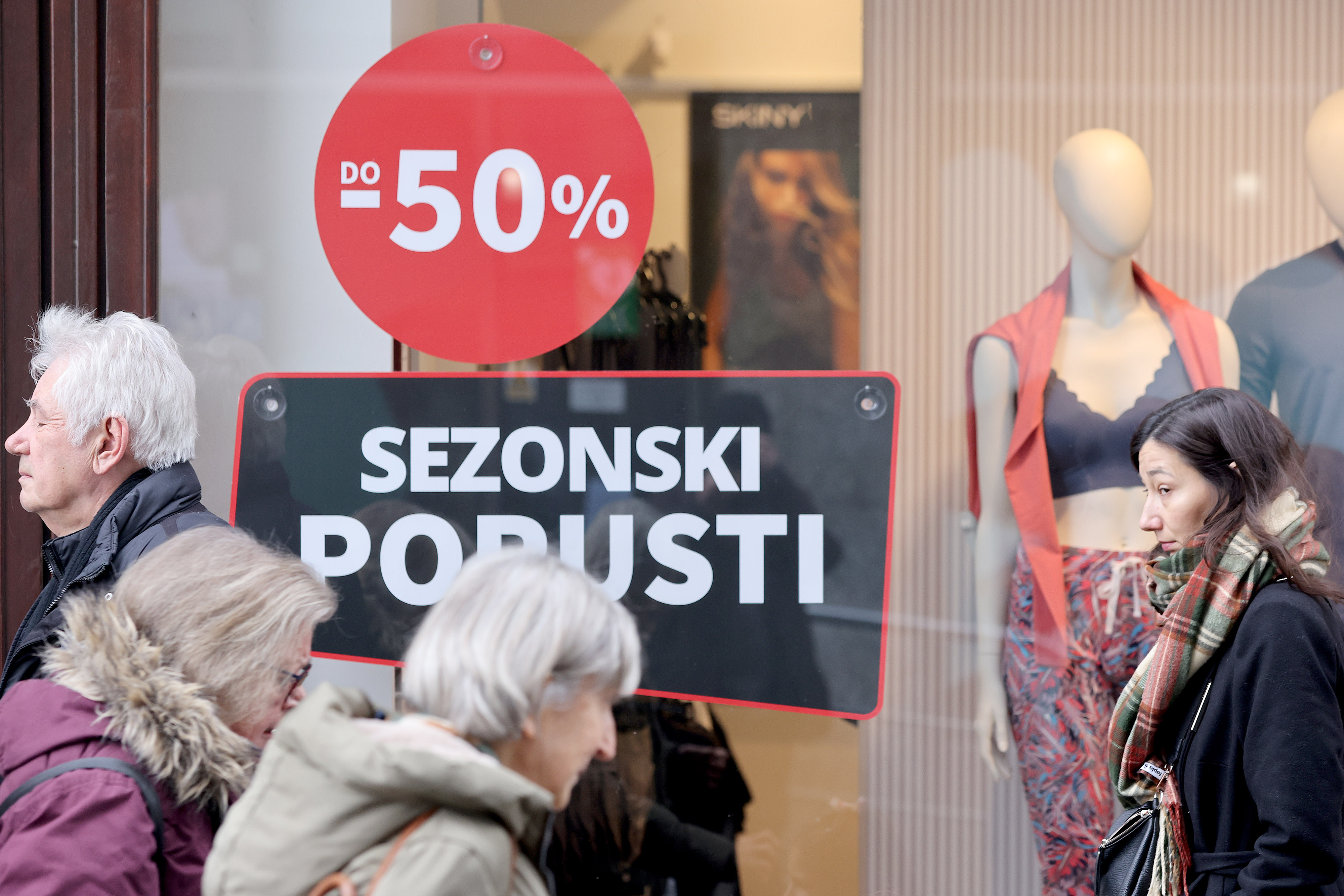 23.01.2026., Zagreb - U dijelu trgovina sezonska snizenja jos uvijek traju. Zakon govorili da mogu trajati navvise 60 dana i dok su negdje vec rasprodali sve sto su planirali, neki nude dodatna snizenja u drugom krugu. Photo: Patrik Macek/PIXSELL