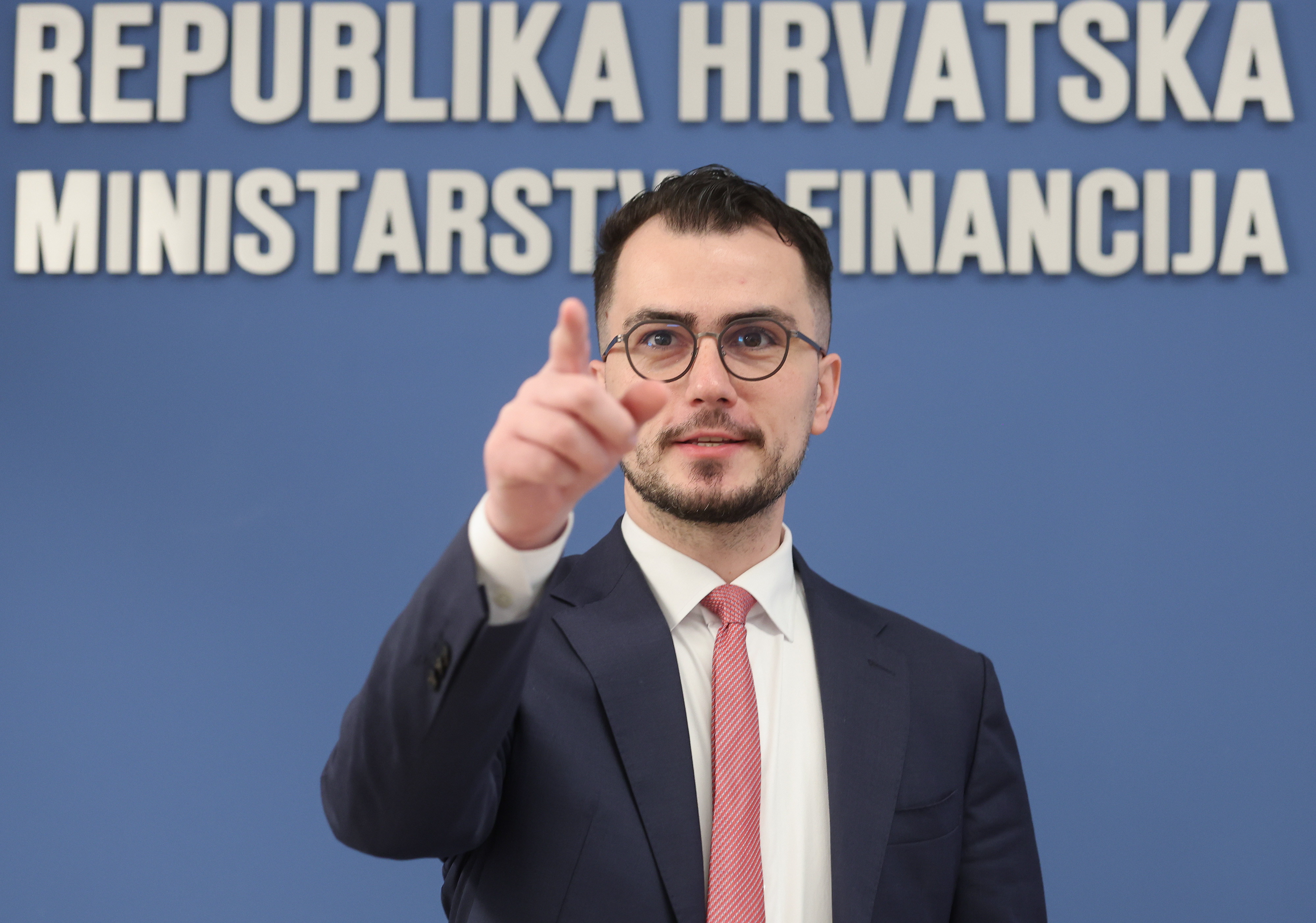 Ministarstvo financija. Drzavni tajnik u Ministarstvu financija Matej Bule sa suradnicima predstavio je izmjene Zakona o racunovodstvu i Zakona o trzistu kapitala