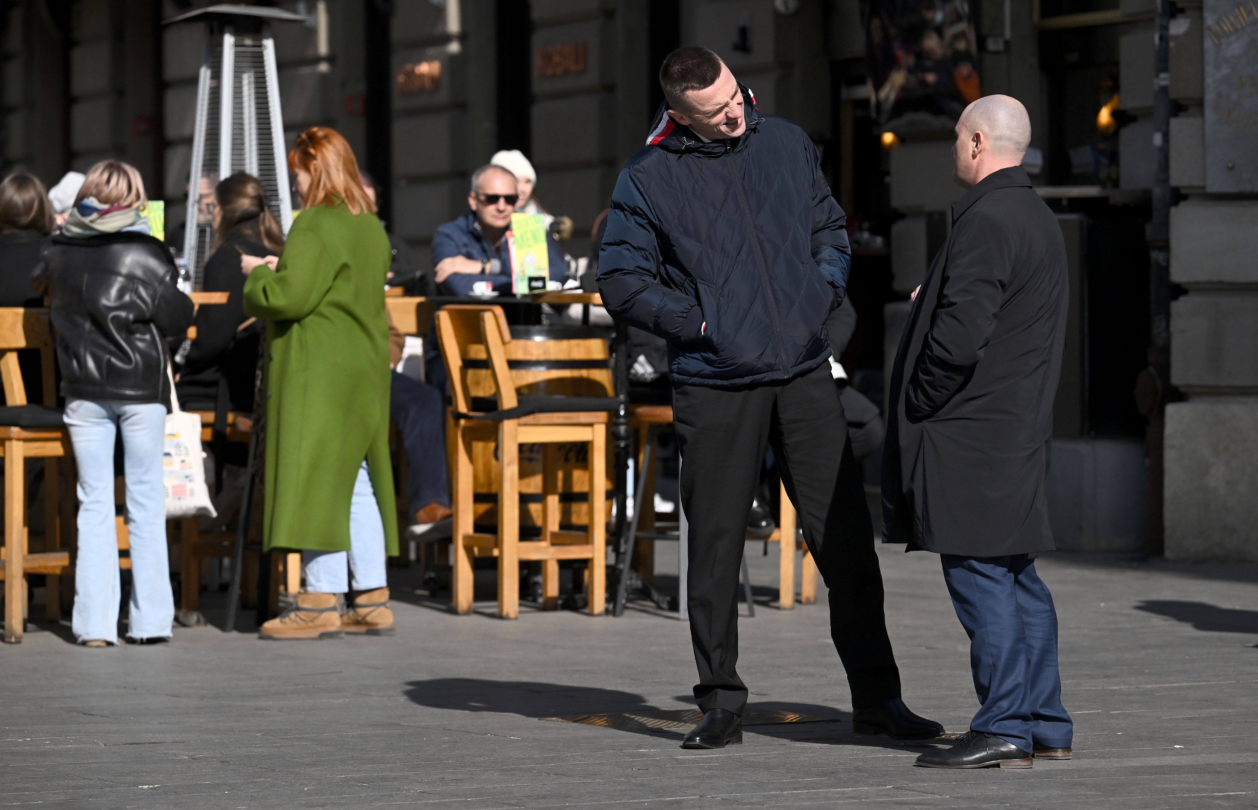 18.02.2026., Zagreb - Dok brojne novinarske ekipe cekaju Josipa Dabru u Saboru, on je iskoristio lijep suncan dan da s predjednikom svoje stranke Ivanom Penavom prosece centrom grada.  Photo: Marko Lukunic/PIXSELL