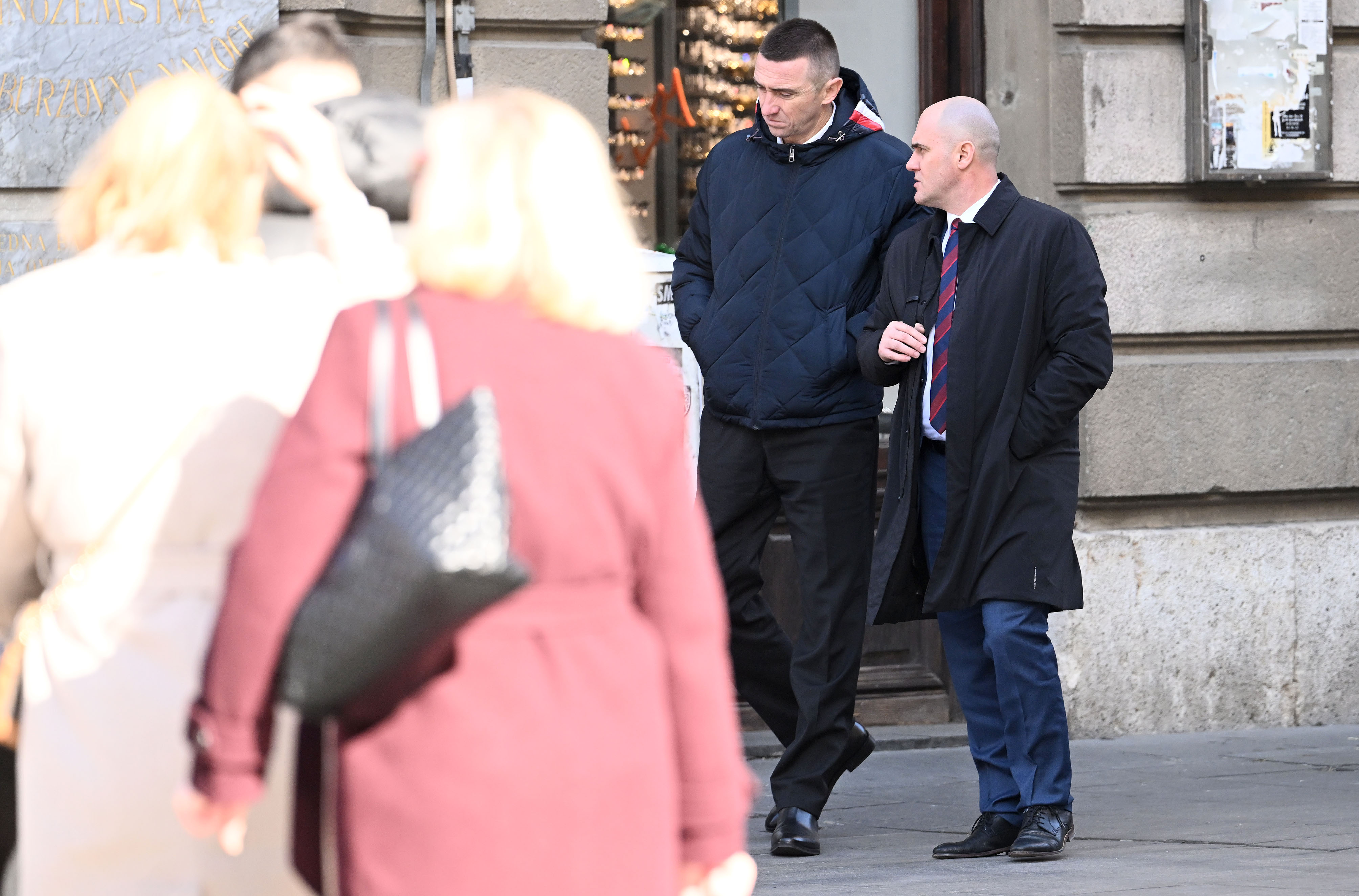 18.02.2026., Zagreb - Dok brojne novinarske ekipe cekaju Josipa Dabru u Saboru, on je iskoristio lijep suncan dan da s predjednikom svoje stranke Ivanom Penavom prosece centrom grada.  Photo: Marko Lukunic/PIXSELL