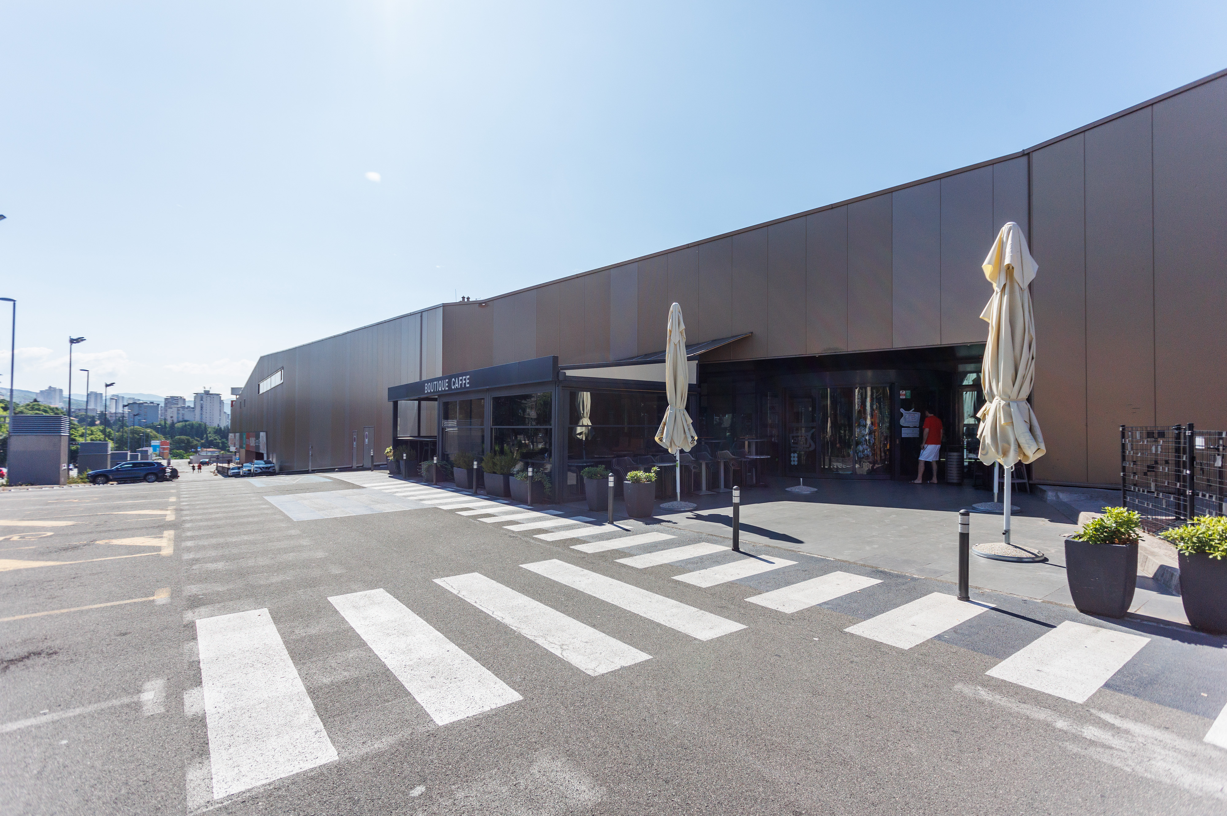 02.07.2023., Rijeka - Zapadni trgovacki centar (ZTC) zatvoren zbog primjenjivanja novog zakona o neradnim nedjeljama. Photo: Nel Pavletic/PIXSELL