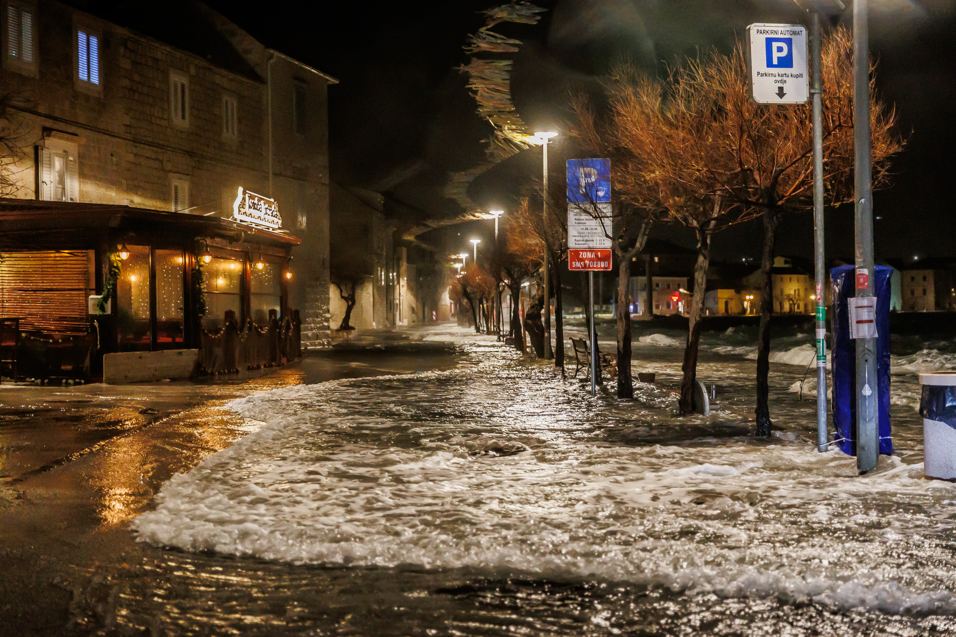 19.02.2026., Kastela - Olujno jugo i plima opet potopili Donja Kastela Photo: Zvonimir Barisin/PIXSELL