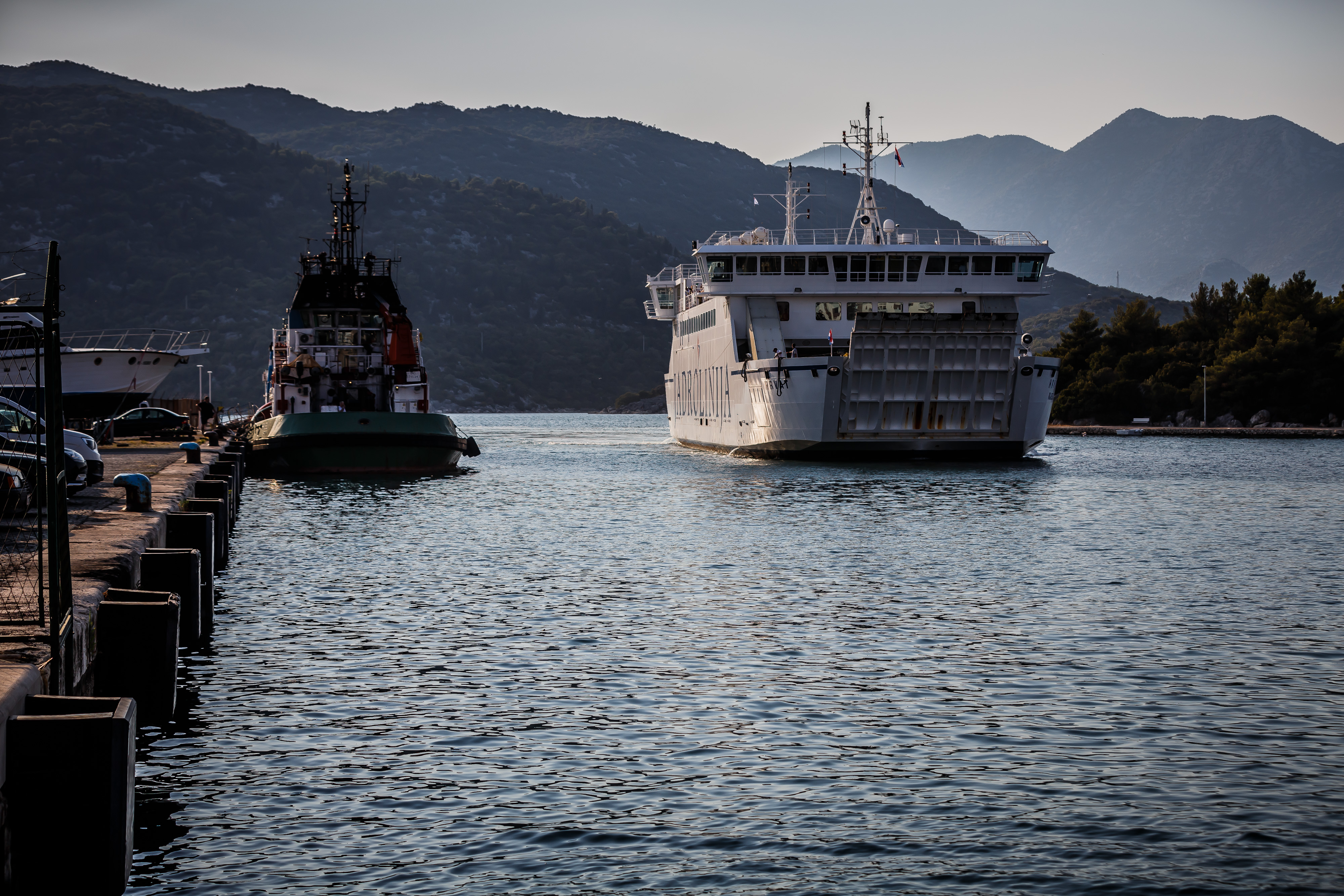 Polazak iz Luke Ploce Posebnog Trajekta. Jadrolinija je organizirala posebnu trajektnu liniju koja ce docekat vatromet ispod mosta.  Photo: Zvonimir Barisin/PIXSELL