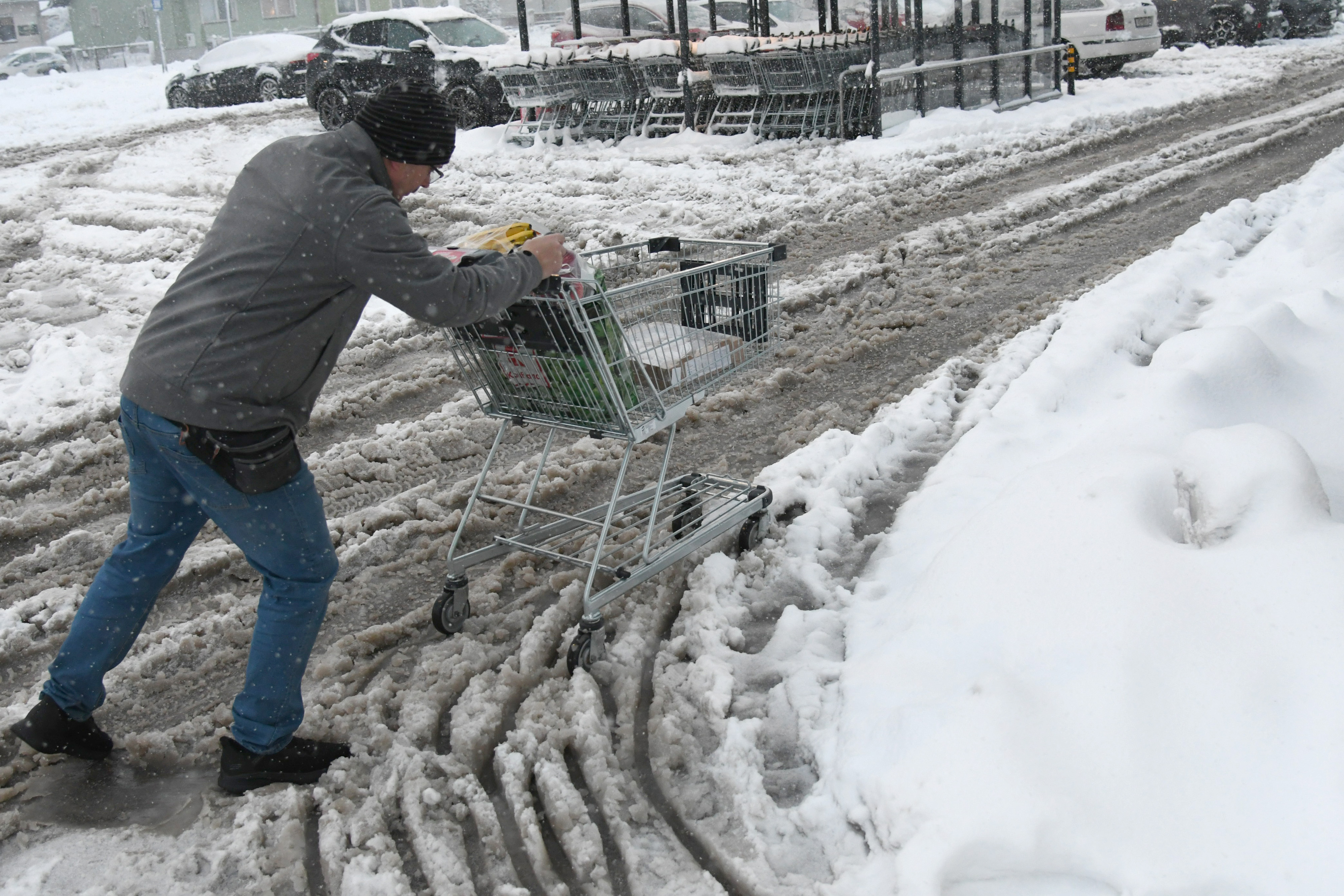 20.02.2026., Varazdin - Iznenadne obilne snjezne padavine izazvale su izuzetno velike teskoce u prometu jer gradske ceste nisu se stigle ocistiti uslijed neprestanog padanja snijega a kojega je napadalo preko 20 centimetara.  Photo: Damir Spehar/PIXSELL