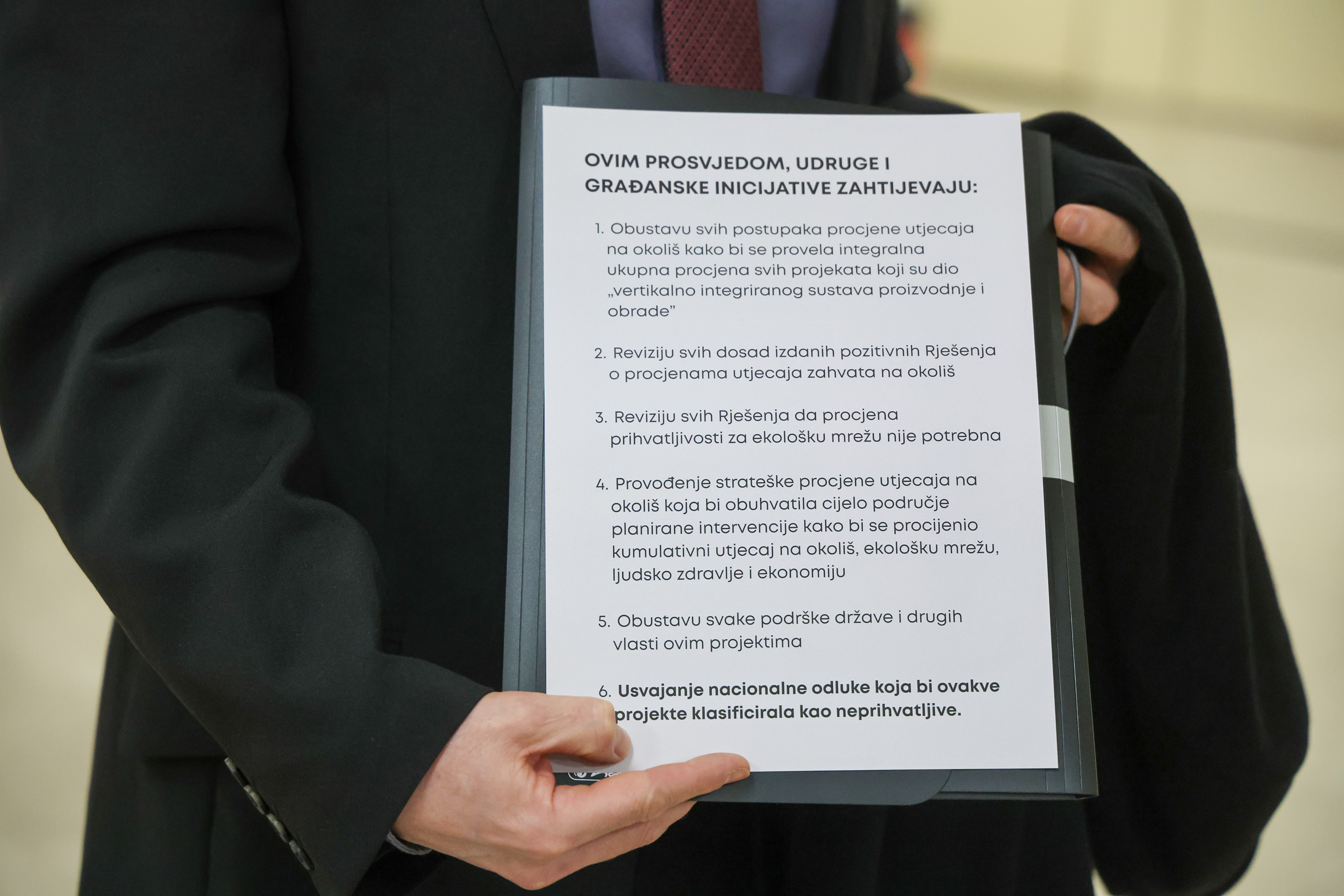 21.02.2026., Zagreb - Ministarstvo poljoprivrede, sumarstva i ribarstva. Prosvjednici na celu sa Lukom Omanom i Enesom Cerimagicem kod ministra Davida Vlajcica razgovarali su o temi sisacke farme pilica. Photo: Sanjin Strukic/PIXSELL