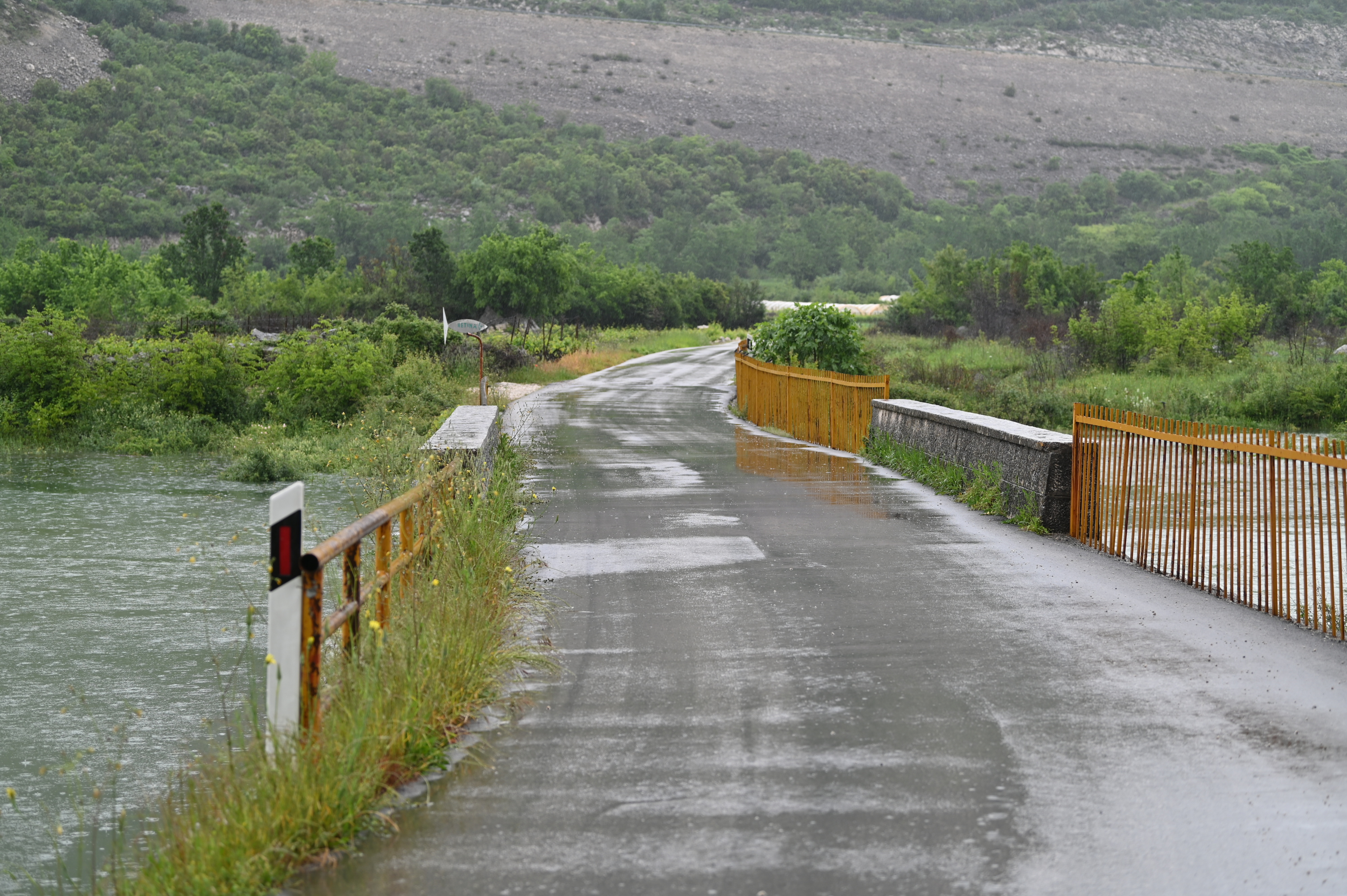 15.05.2023.Vrgorac Reportaza o poplavama u selima vrgorskog kraja.U selu Kokorici uskoro bi se moglo ocekviati da voda poplavi most preko kojeg ide cesta  koji vodi do sela.   Photo: Matko Begovic/PIXSELL
