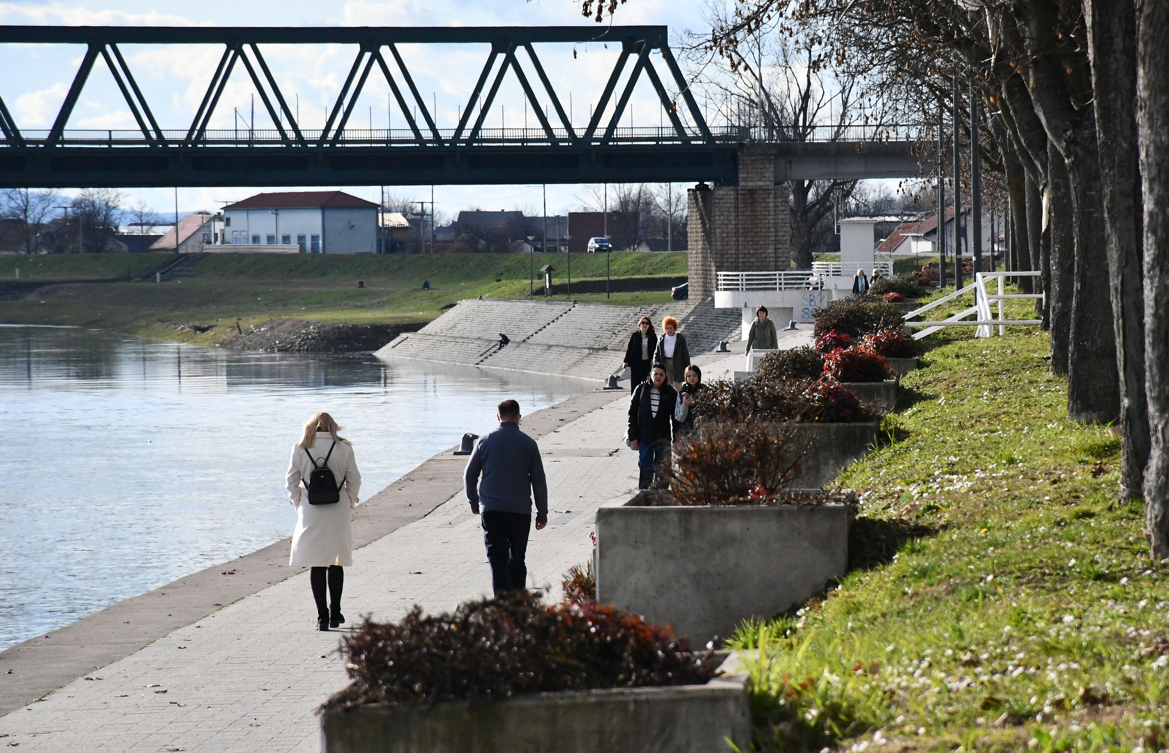 13.02.2026., Slavonski Brod - Suncano i toplo zimsko poslijepodne ugodno je za setnju gradom kao i druge aktivnosti na otvorenom. Photo: Ivica Galovic/PIXSELL