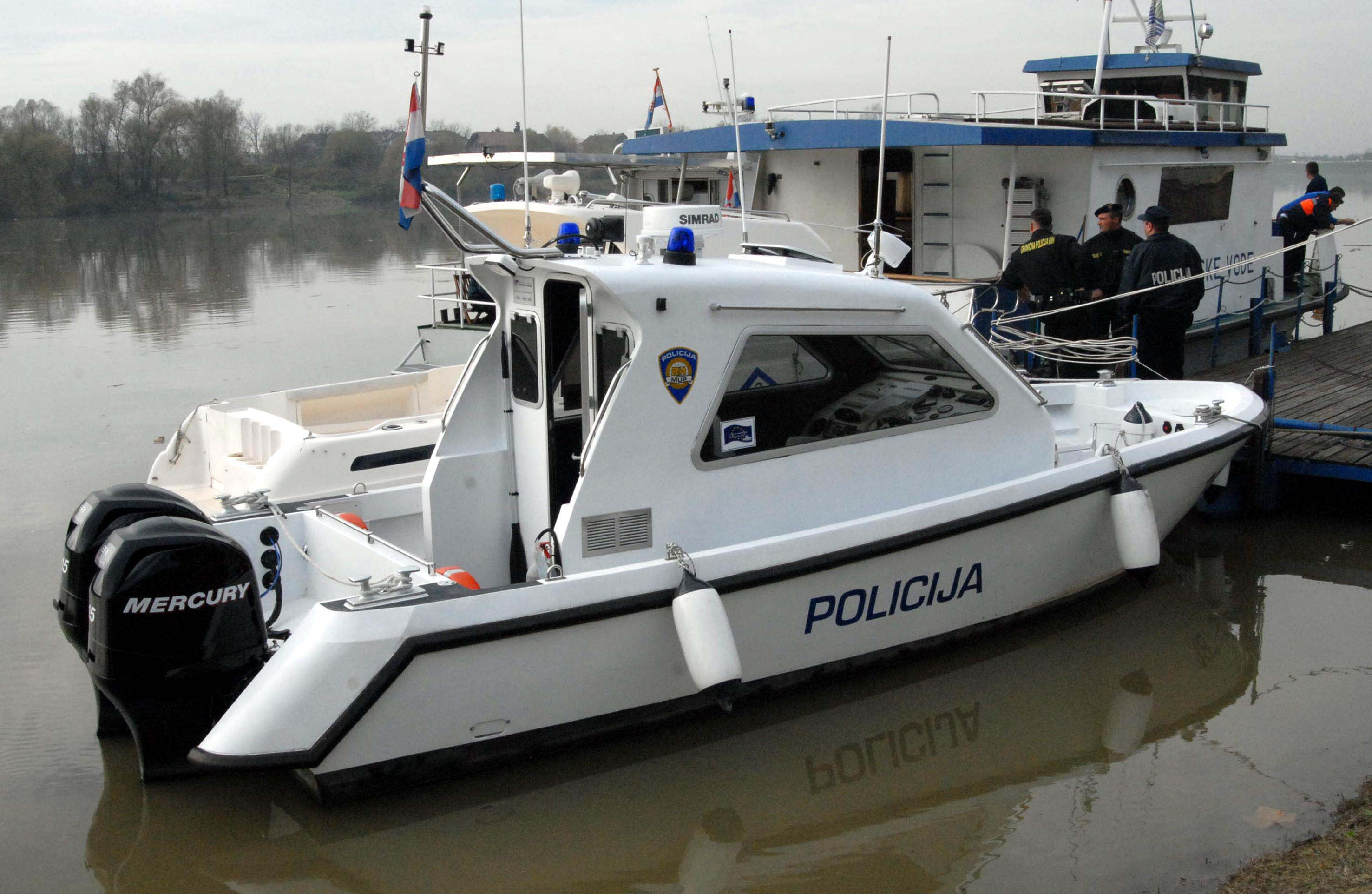 05.11.2008., Slavonski Brod - U Slavonskom Brodu predstavljen novi policijski brod za ophodnju. Brod je dio projekta zajednicke ophodnje Save.rPhoto: Ivica Galovic/Vecernji list