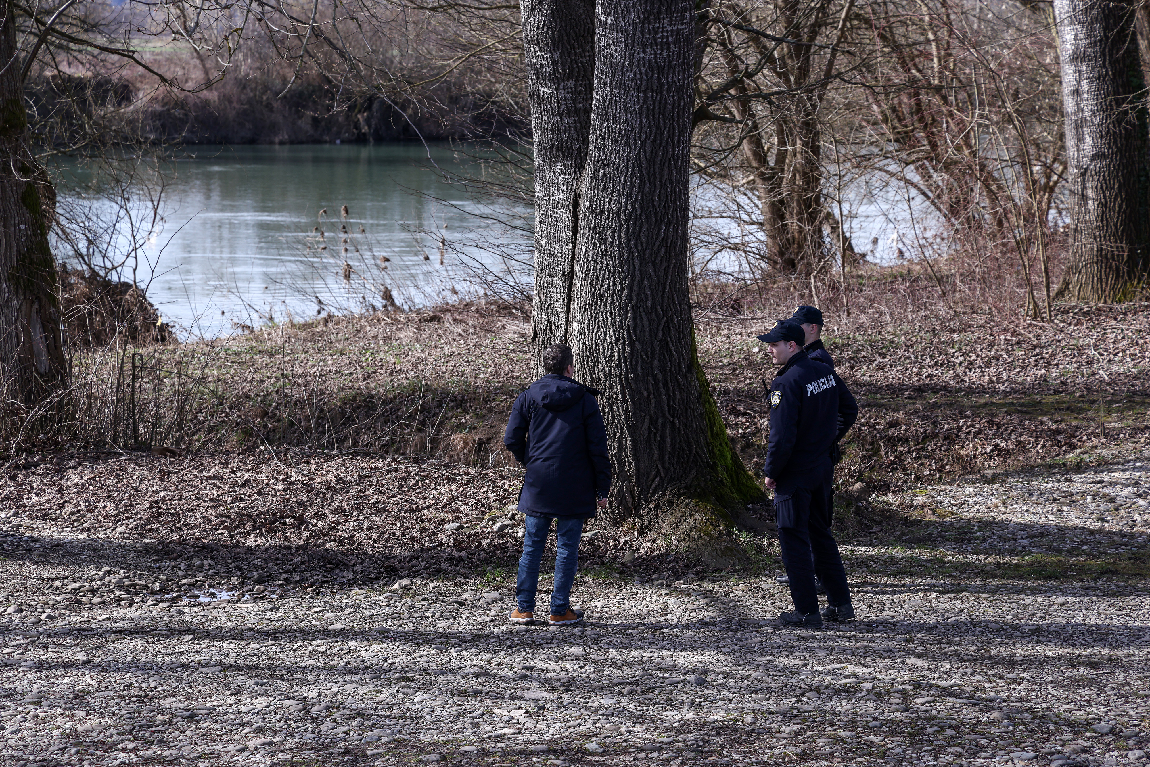 23.02.2026., Hrvatska Kostajnica - Tijekom noci na rijeci Uni doslo je do prevrtanja camca u kojem se nalazilo nekoliko osoba. Dok su tri osobe izvucene iz rijeke Une, jedna je osoba smrtno stradala. Photo: Josip Mikacic/PIXSELL
