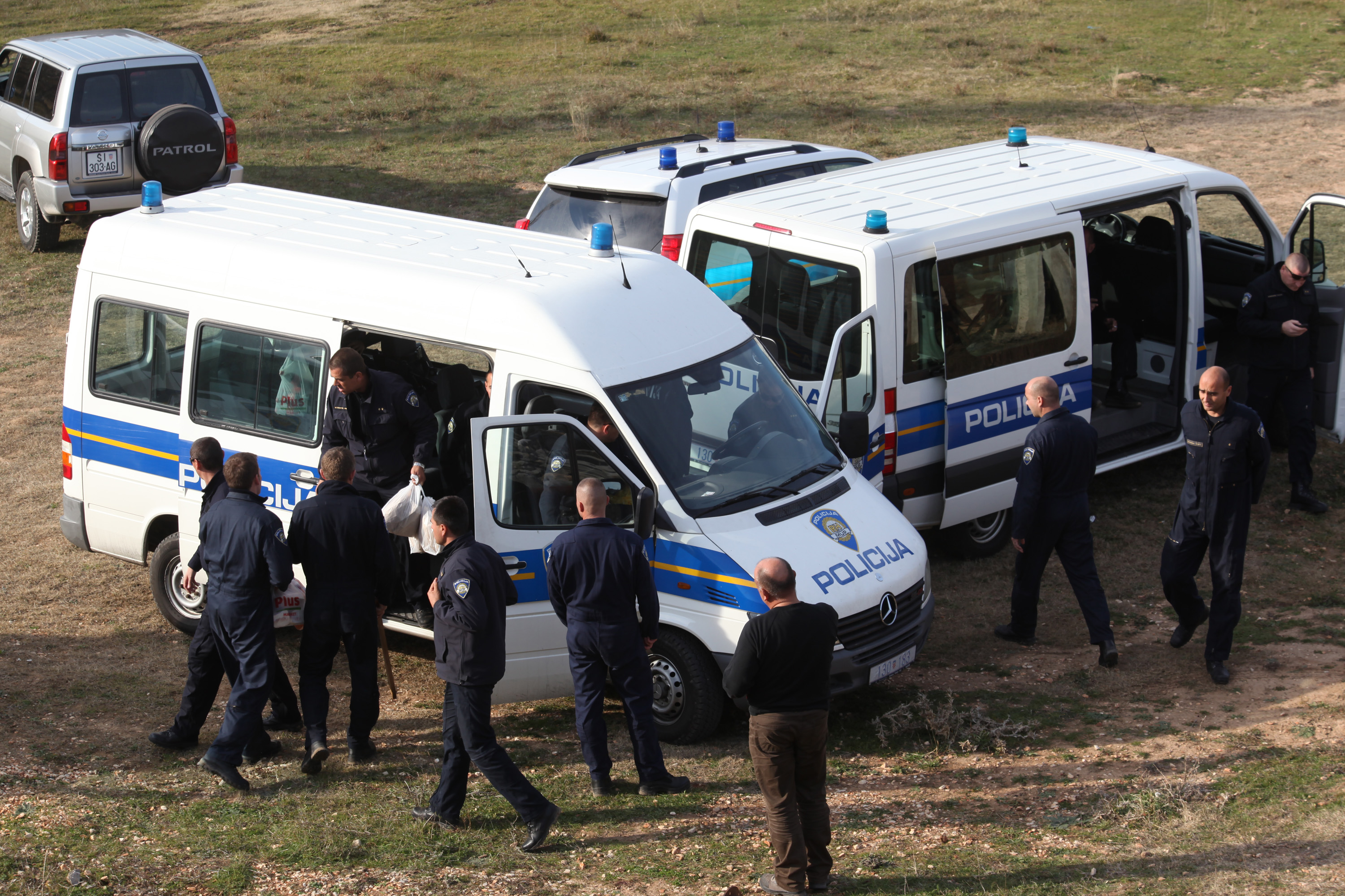 30.11.2011., Zadar, Bilisane - Policija ponovno pretrazuje teren uokolo sela Bilisane u potrazi za nestalom Antonijom Bilic.rPhoto: Zeljko Mrsic/PIXSELL