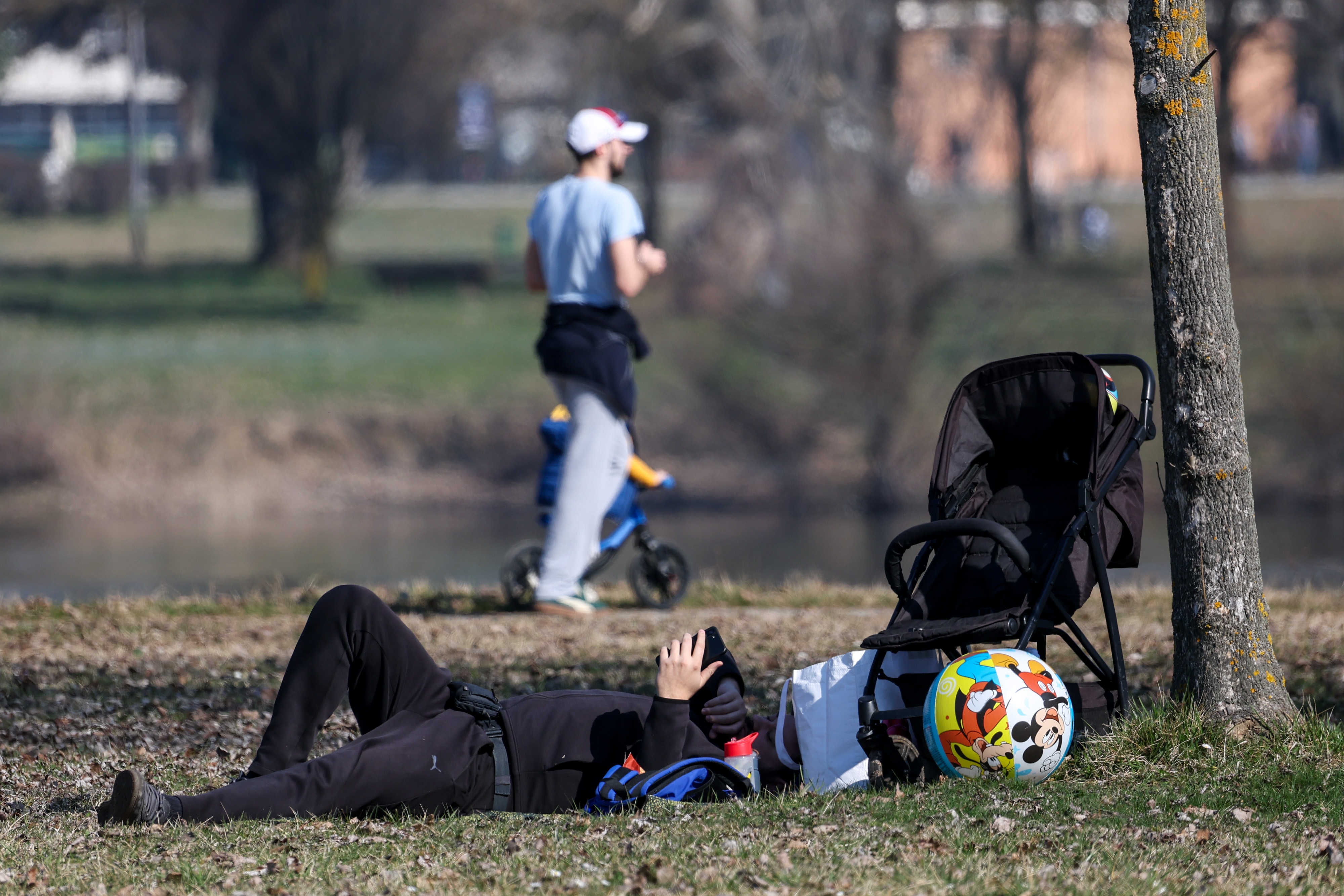 01.03.2026.,Zagreb - Suncano i toplo vrijeme privuklo je mnoge Zagrepcane na jezero Jarun. Photo: Igor Kralj/PIXSELL