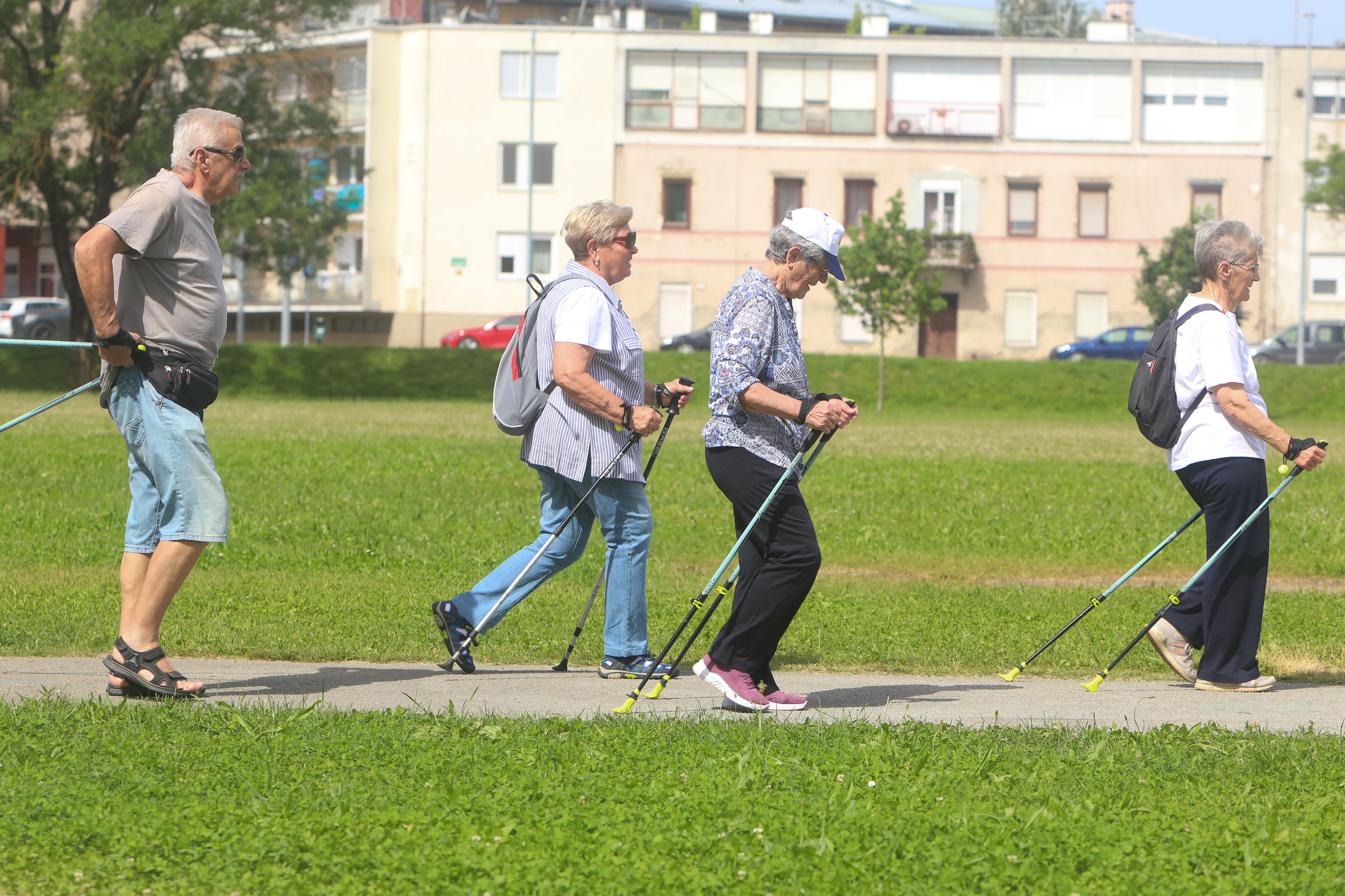 20.05.2024., Karlovac - Karlovacki umirovljenici redovito vjezbaju na svejzeme zraku. Nakon nordijskog hodanja slijede vjezbe sa stapovima u parku. Photo: Kristina Stedul Fabac/PIXSELL