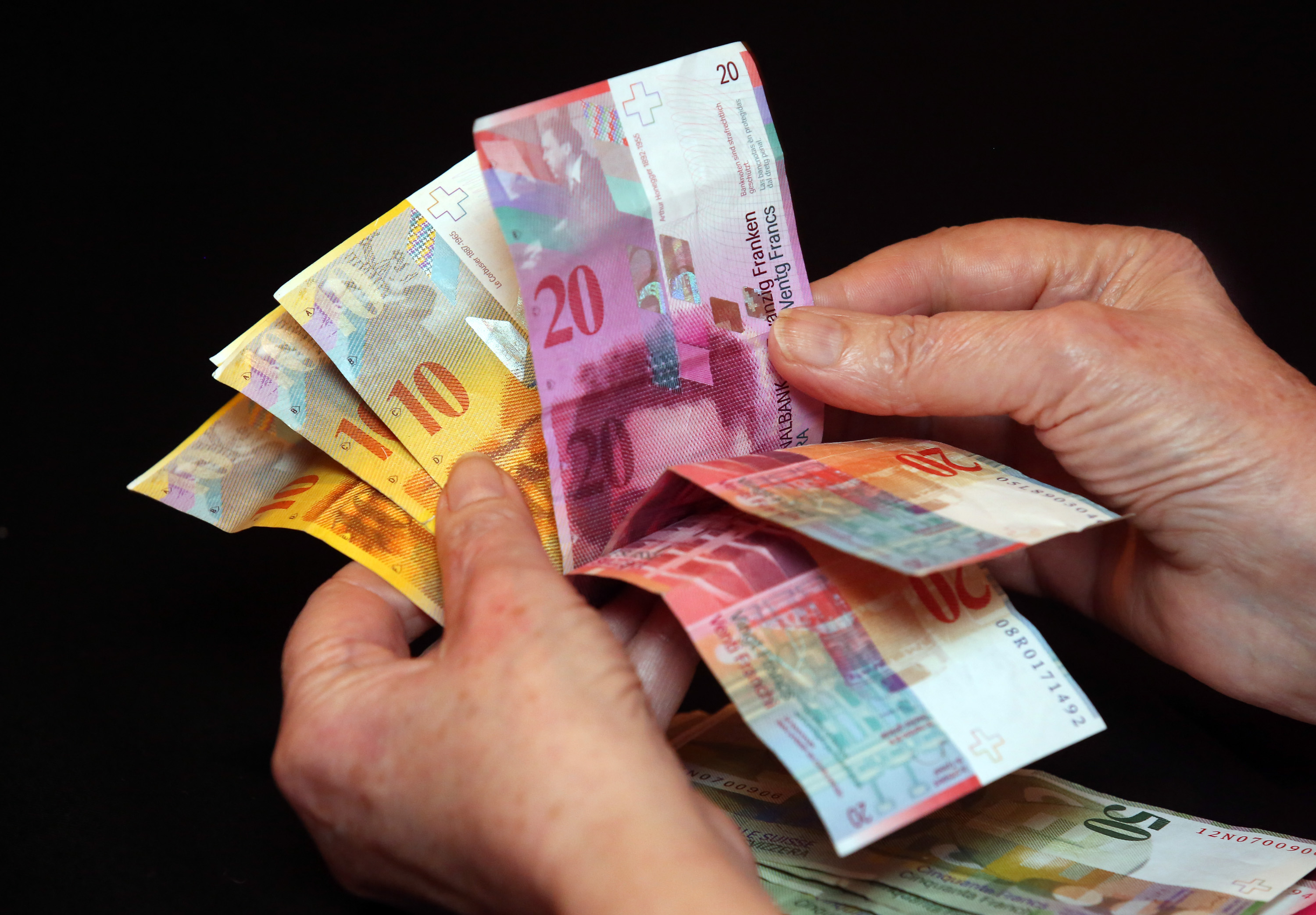 10.02.2016., Sibenik - Razlicite novcanice raznih valuta i apoena. "nPhoto: Dusko Jaramaz/PIXSELL