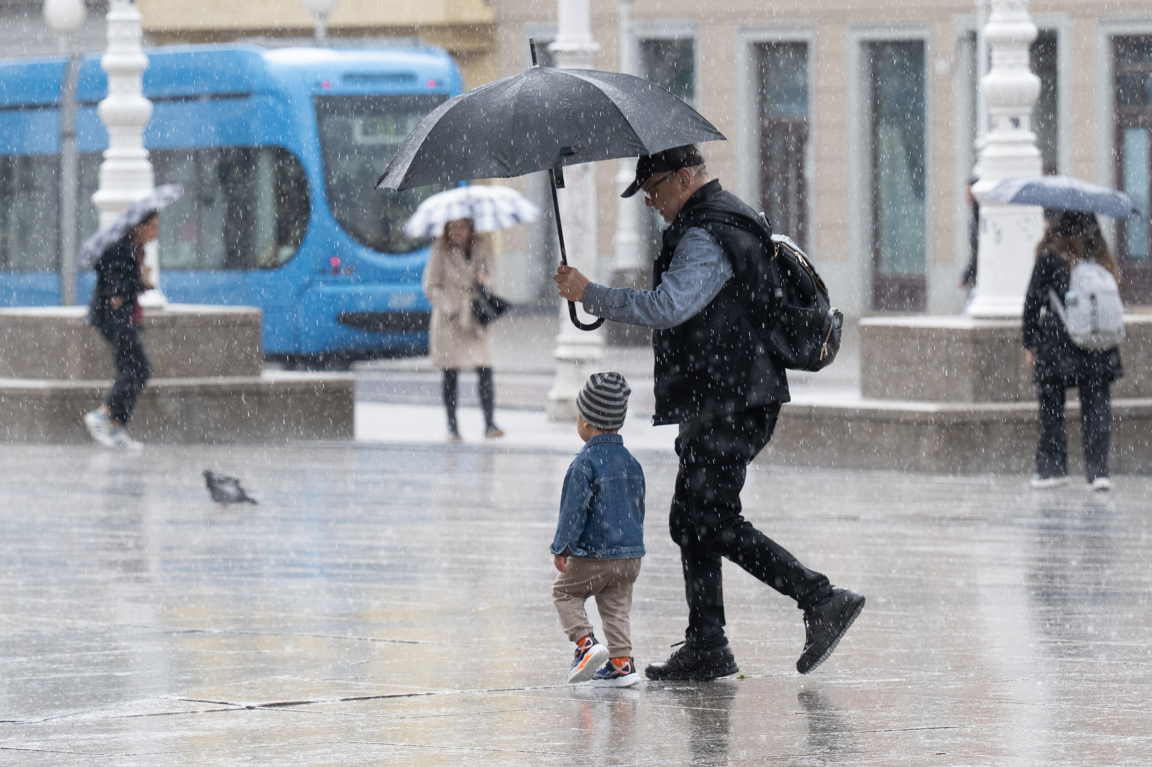 25.03.2025., Zagreb - Kisa zatekla prolaznike na Trgu bana Jelacica. Photo: Davor Puklavec/PIXSELL