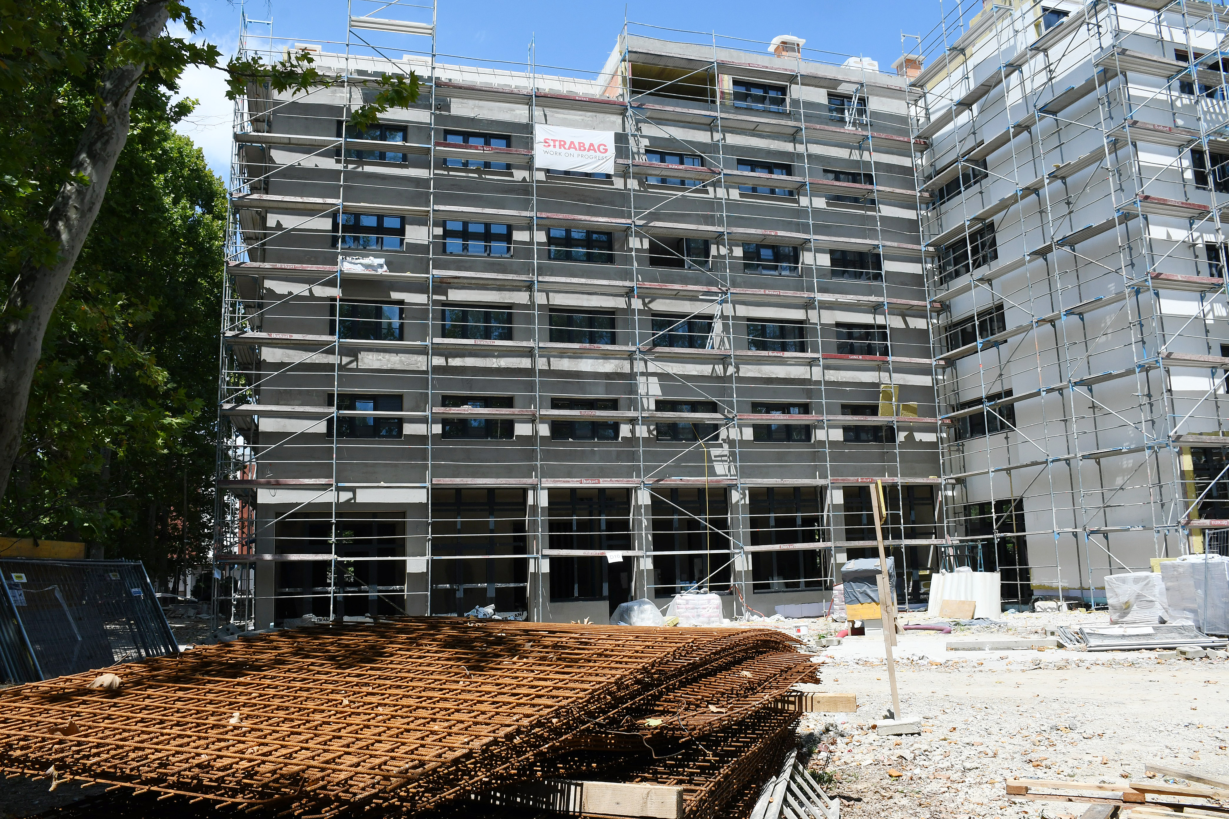 21.07.2025., Sisak - Privode se kraju radovi na izgradnji stambenih zgrada u Ulici Hrvatskog narodnog preporoda.  Photo: Nikola Cutuk/PIXSELL