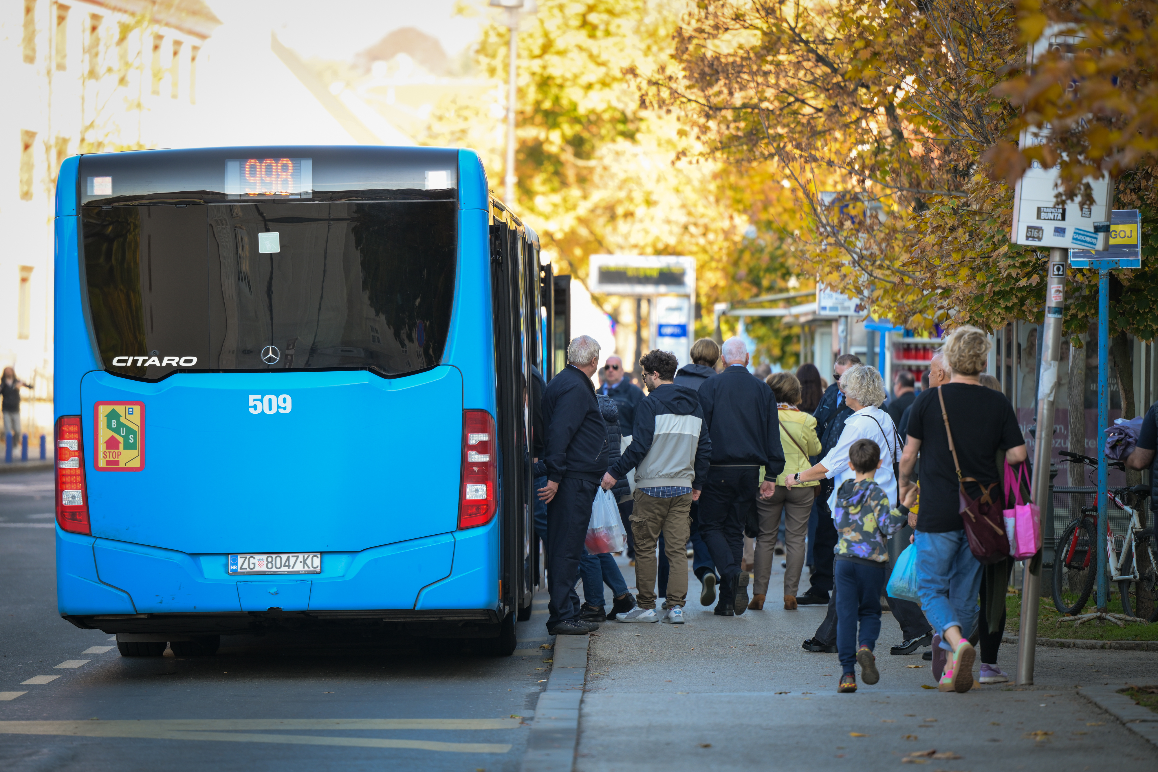 01.11.2025., Zagreb - Povodom blagdana Svih Svetih, ZET je uveo izvandredne autobusne linije od Kaptola prema gradskim grobljima zbog pojacanog priljeva putnika. Photo: Neva Zganec/PIXSELL