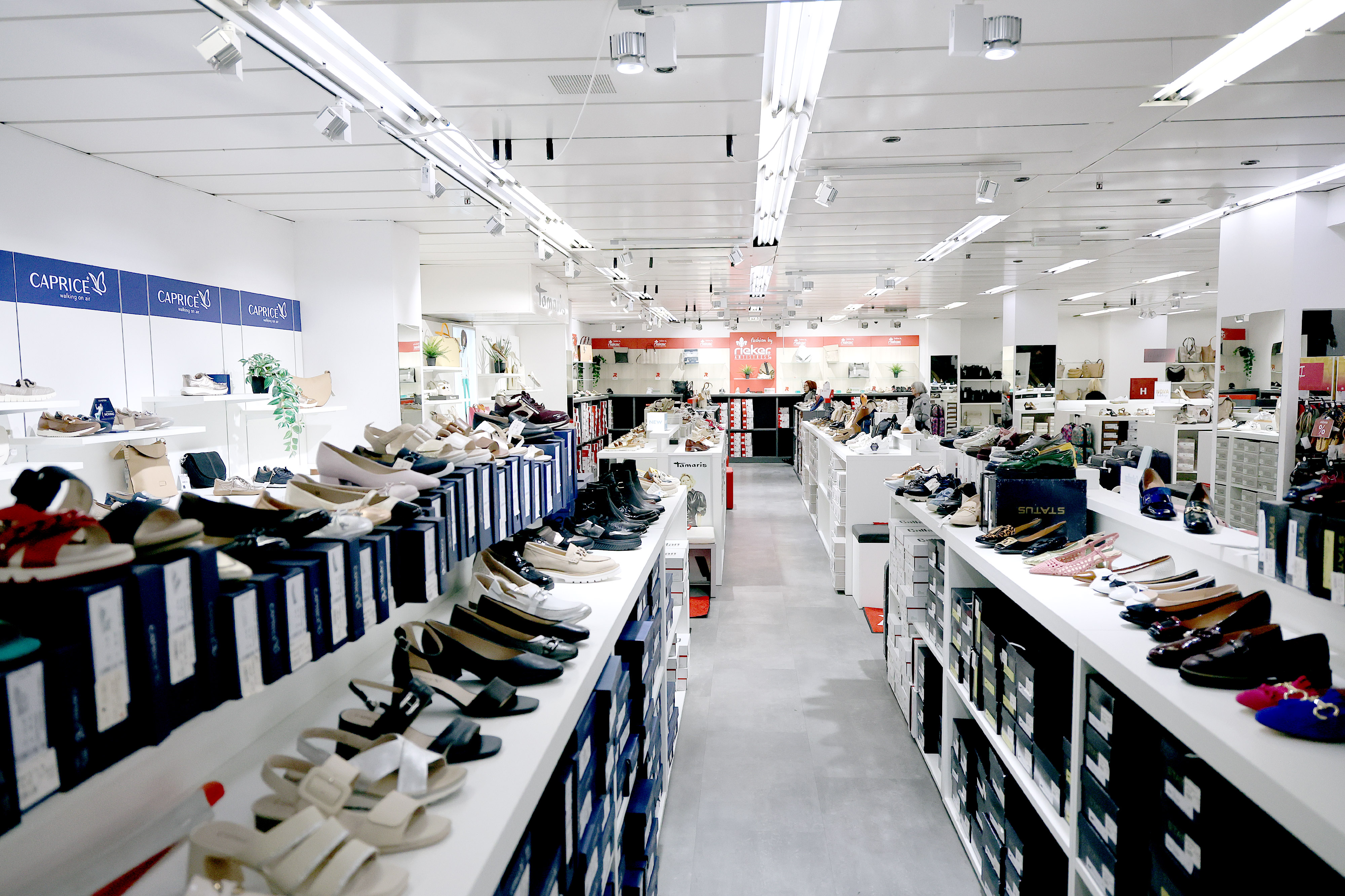 12.03.2026., Zagreb - Mjesec dana nakon sto je robna kuca Nama u Ilici  zatvorila svoja vrata, jutros je otvorena prodavaonica u Radiceoj 1. Na bitno manjem prostoru nudi se zenska konfekcija, obuca i kozna galanterija. Photo: Patrik Macek/PIXSELL