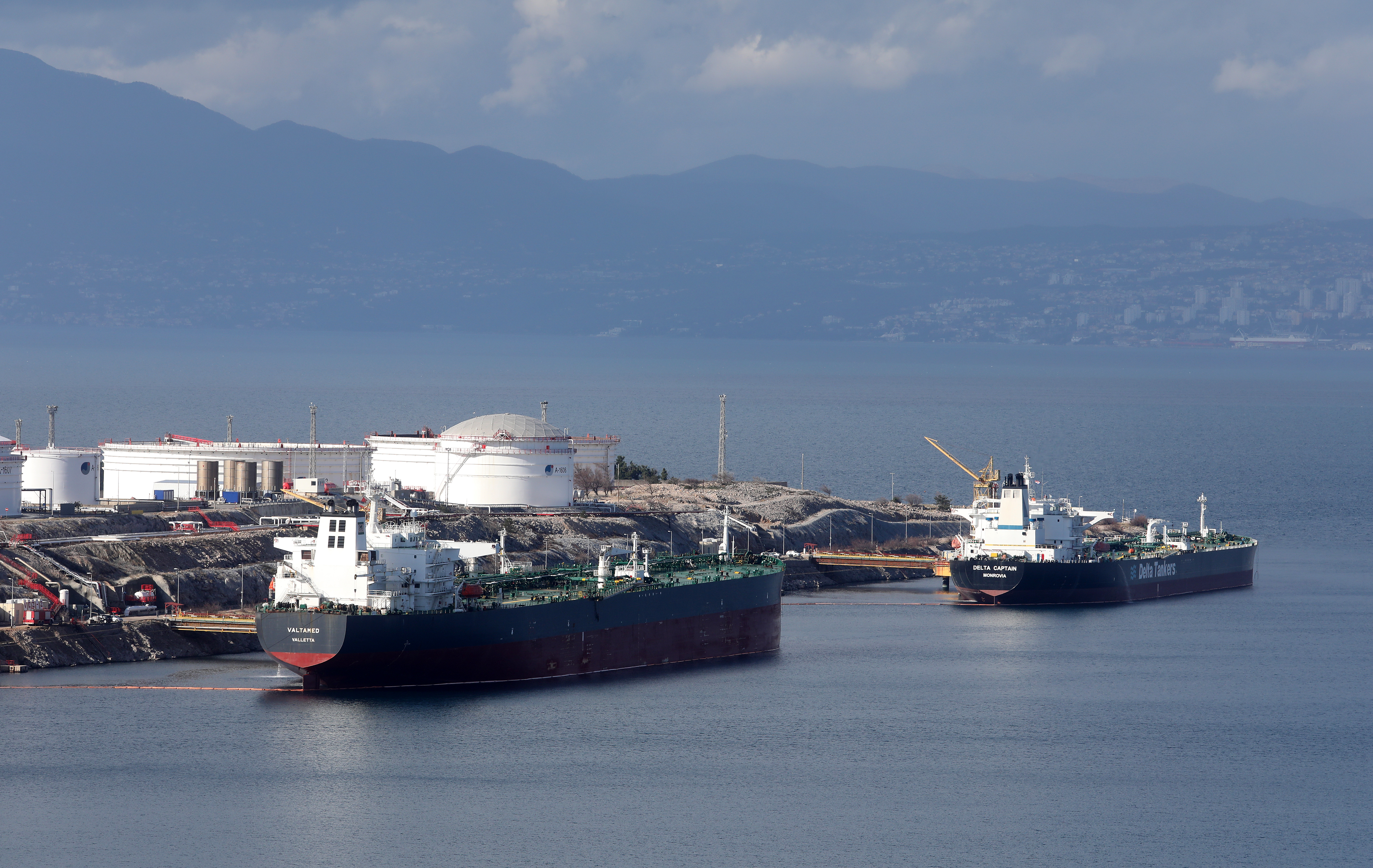 08.02.2021., Omisalj - Postrojenja JANAF-a na otoku Krku i brodovi koji iskrcavaju teret. Ilustracija. Photo: Goran Kovacic/PIXSELL