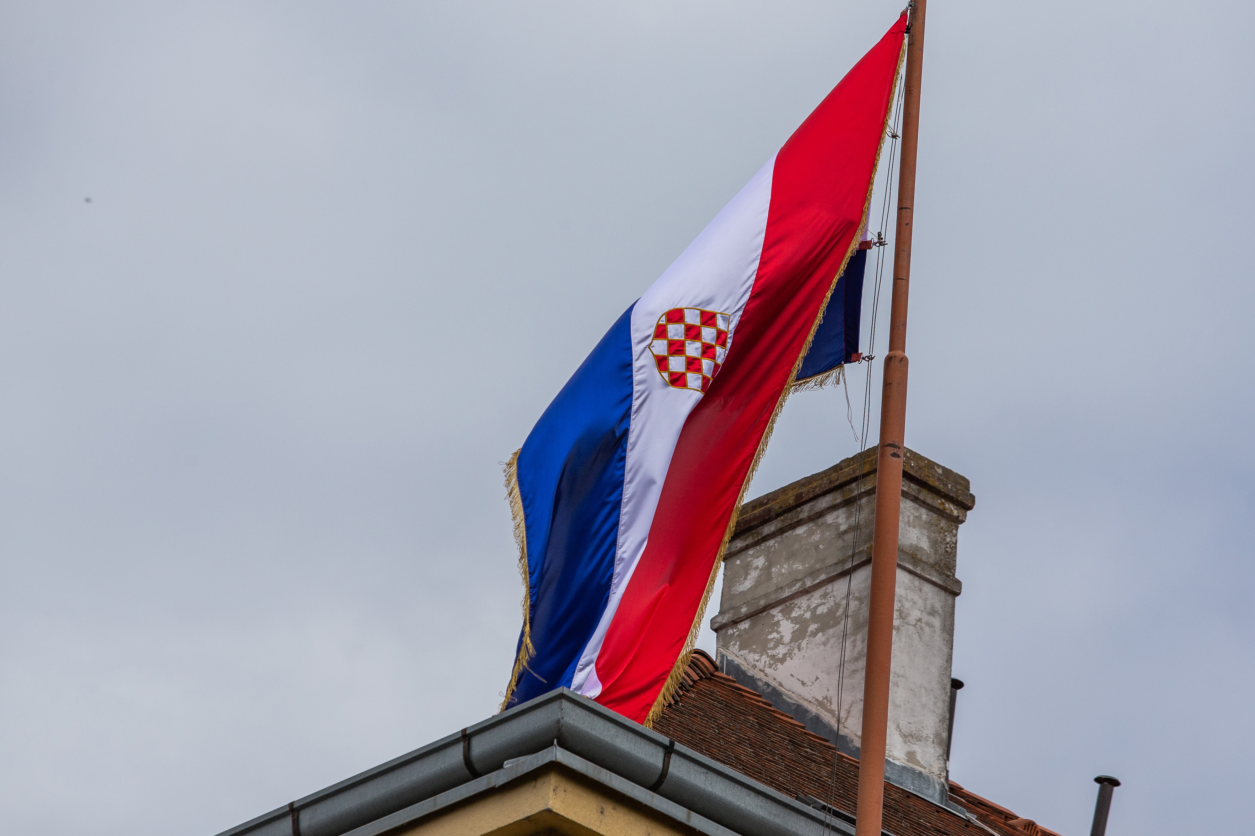 31.05.2020., Osijek - Na zgradi u centru grada u kojoj zivi Branimir Glavas postavljena je hrvatska zastava sa prvim bijelim poljem. Photo: Davor Javorovic/PIXSELL