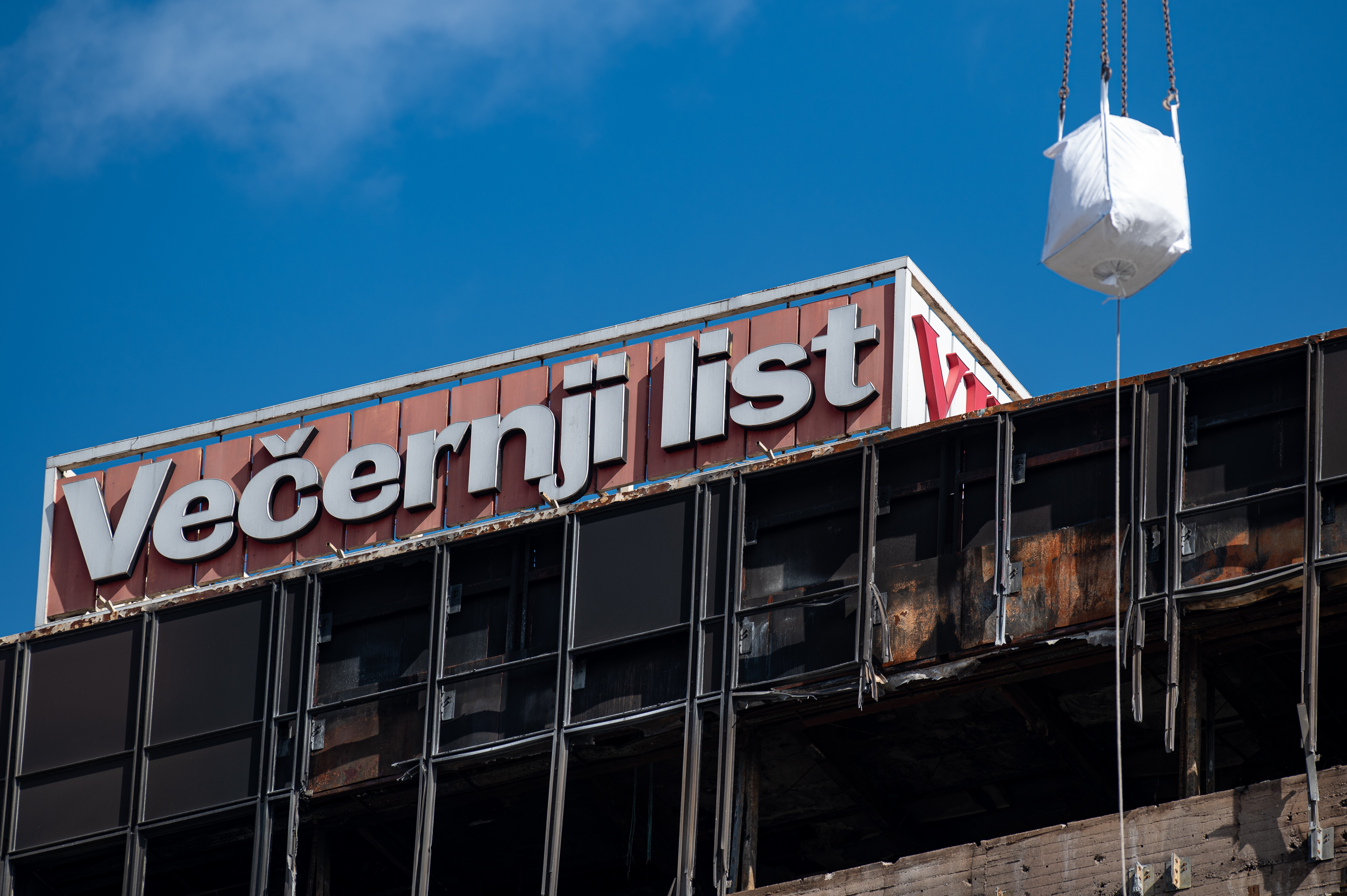 14.03.2026., Zagreb - Radnici uklanjaju azbest sa 16. kata nebodera Vjesnik zbog cega je obustavljo rusenje. Photo: Luka Antunac/PIXSELL